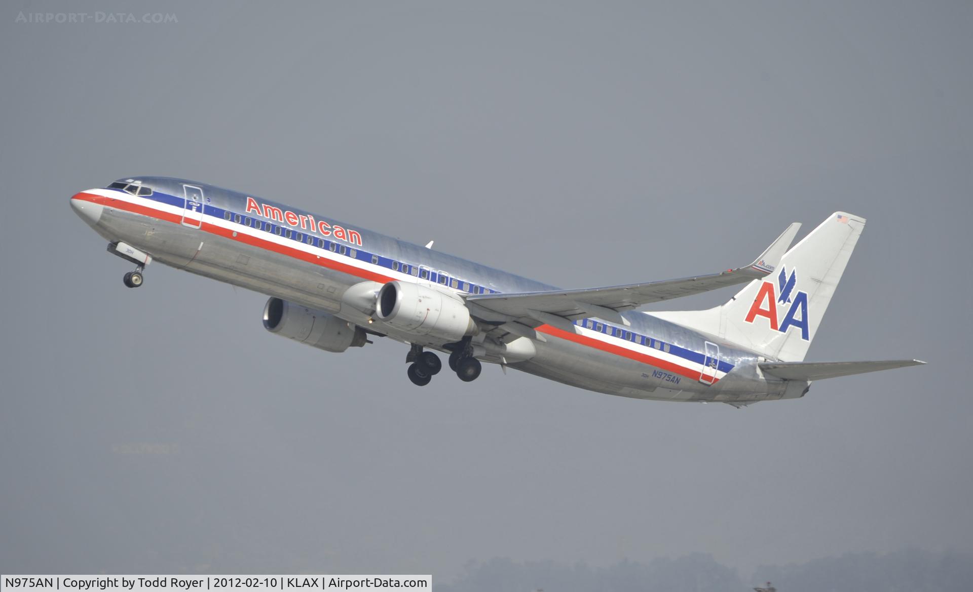 N975AN, 2001 Boeing 737-823 C/N 29549, Departing LAX on 25R