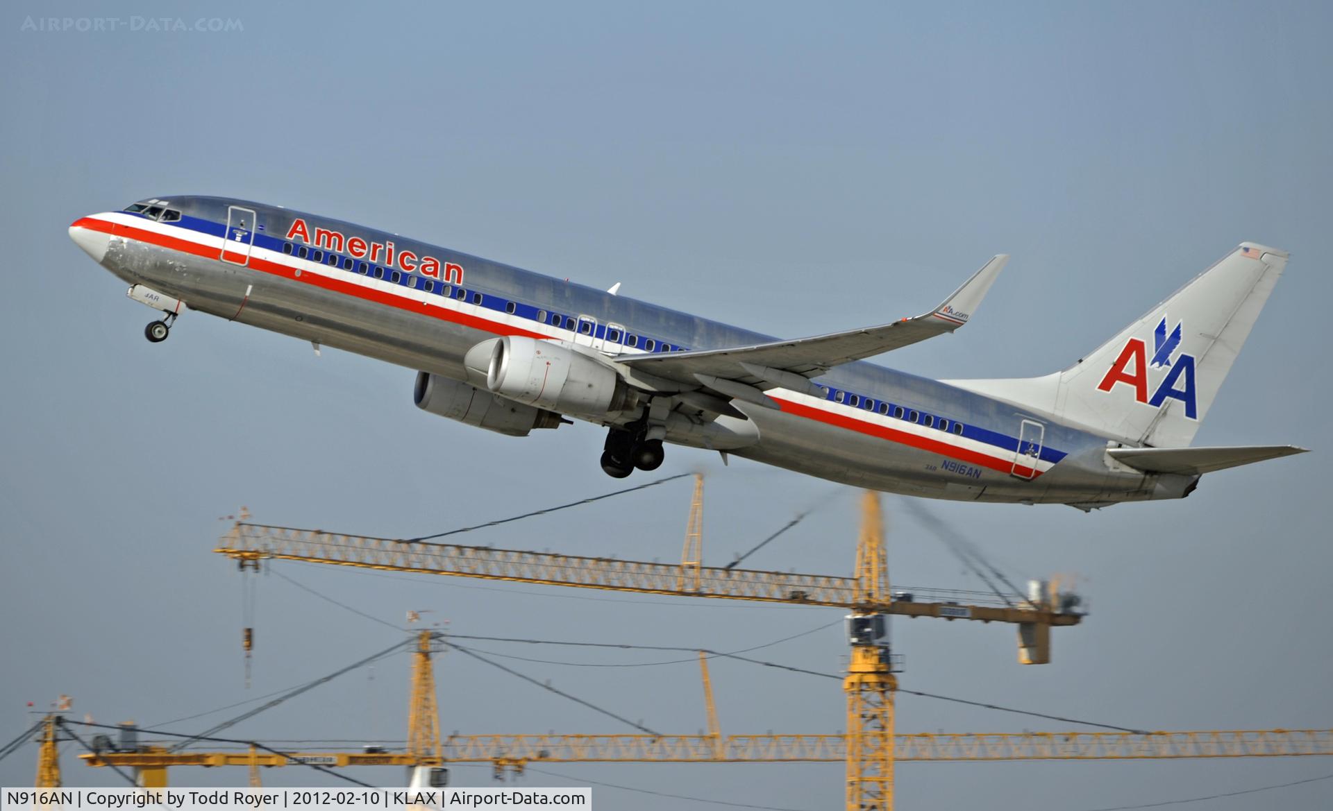 N916AN, 1999 Boeing 737-823 C/N 29517, Departing LAX on 25R