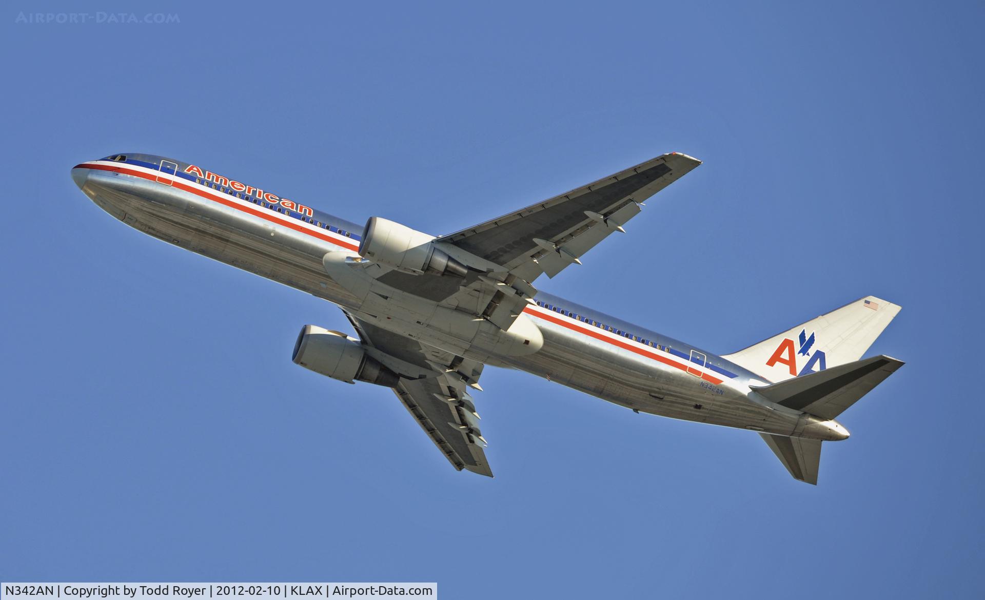N342AN, 2002 Boeing 767-323ER C/N 33081, Departing LAX on 25R