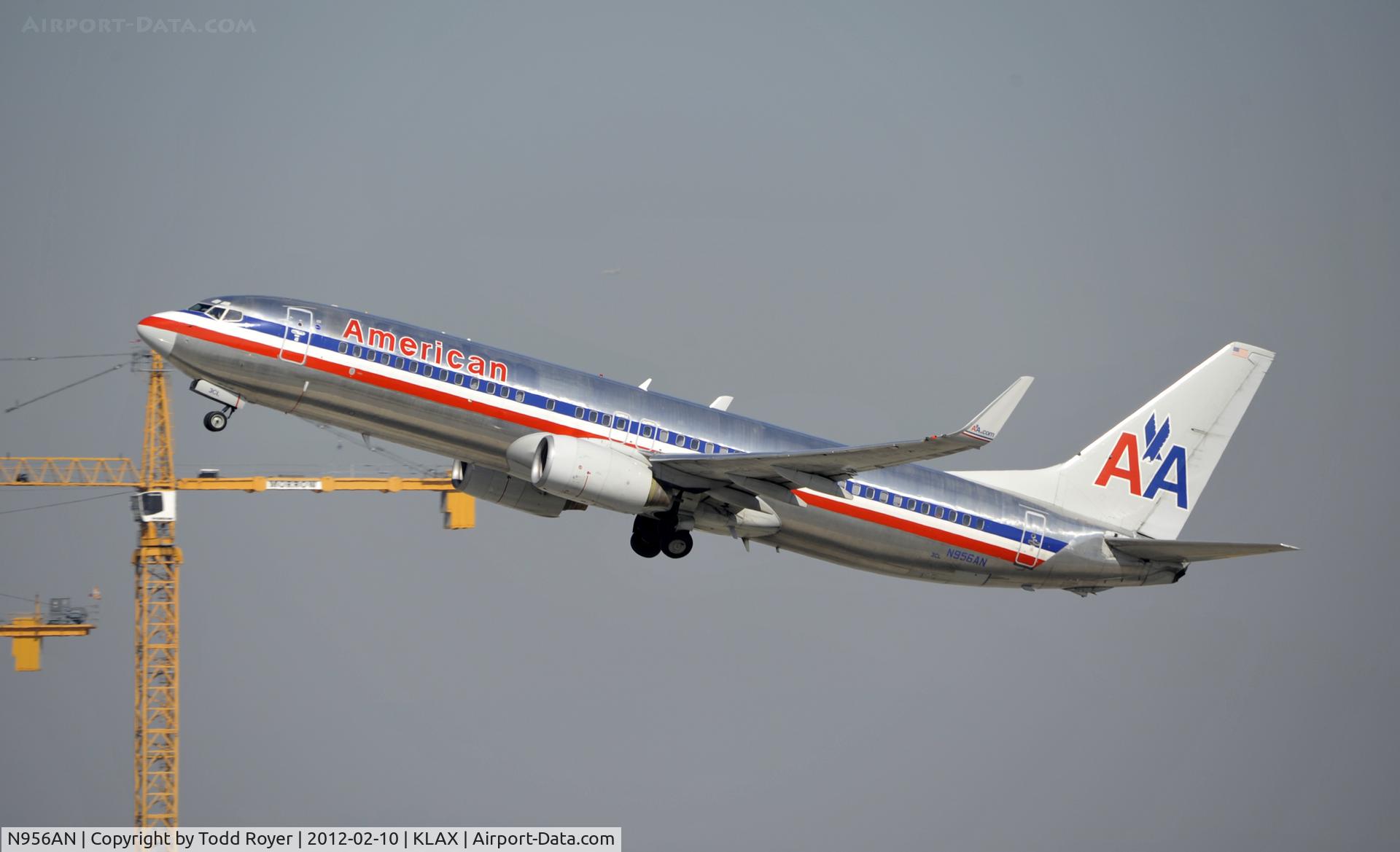 N956AN, 2001 Boeing 737-823 C/N 30090, Departing LAX on 25R