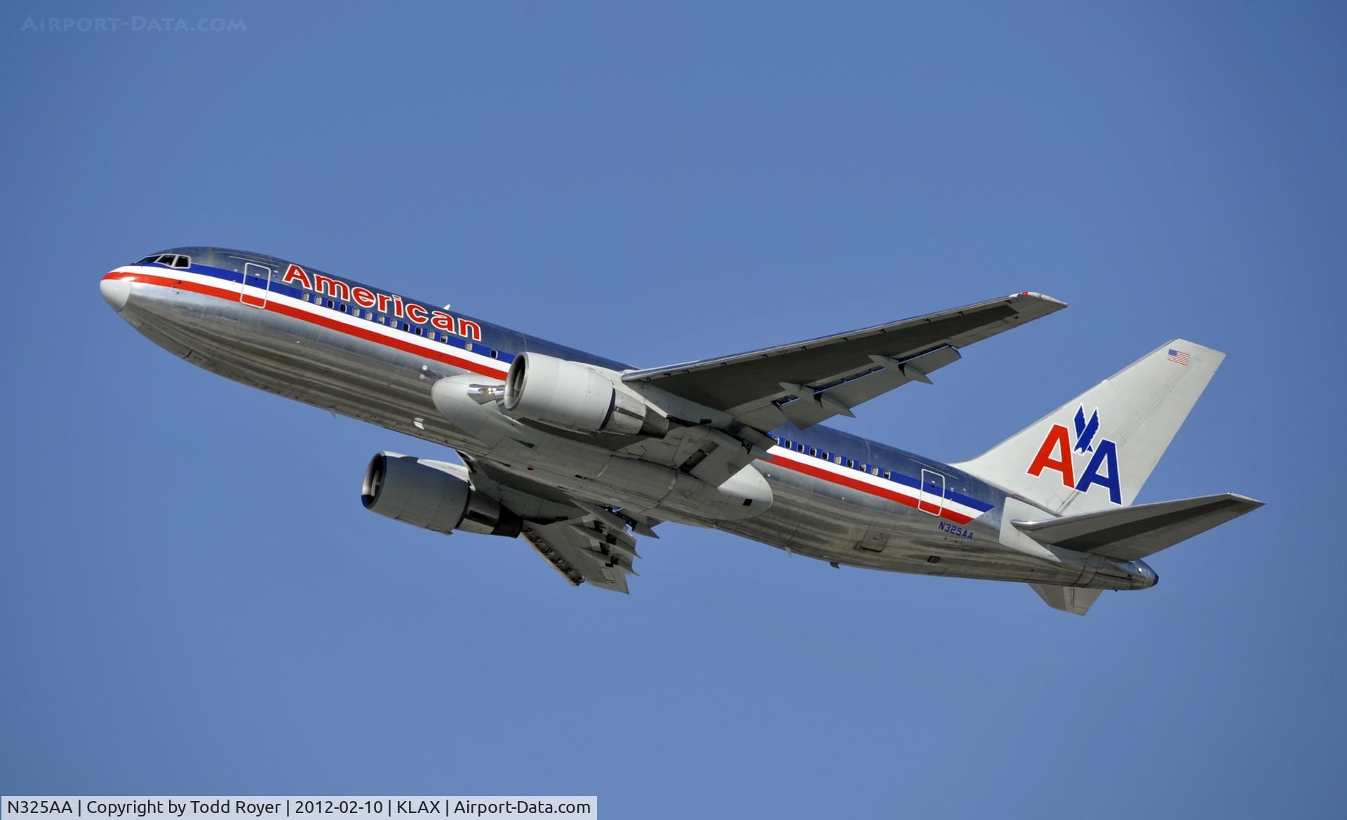 N325AA, 1986 Boeing 767-223 C/N 22326, Departing LAX on 25R
