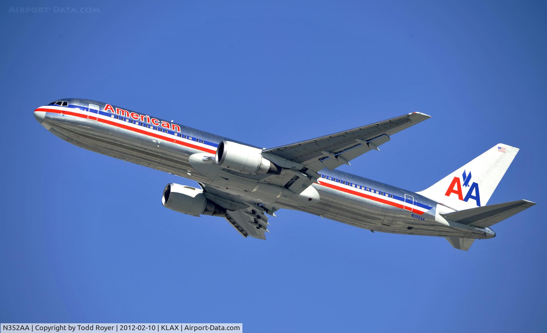 N352AA, 1988 Boeing 767-323ER C/N 24033, Departing LAX on 25R