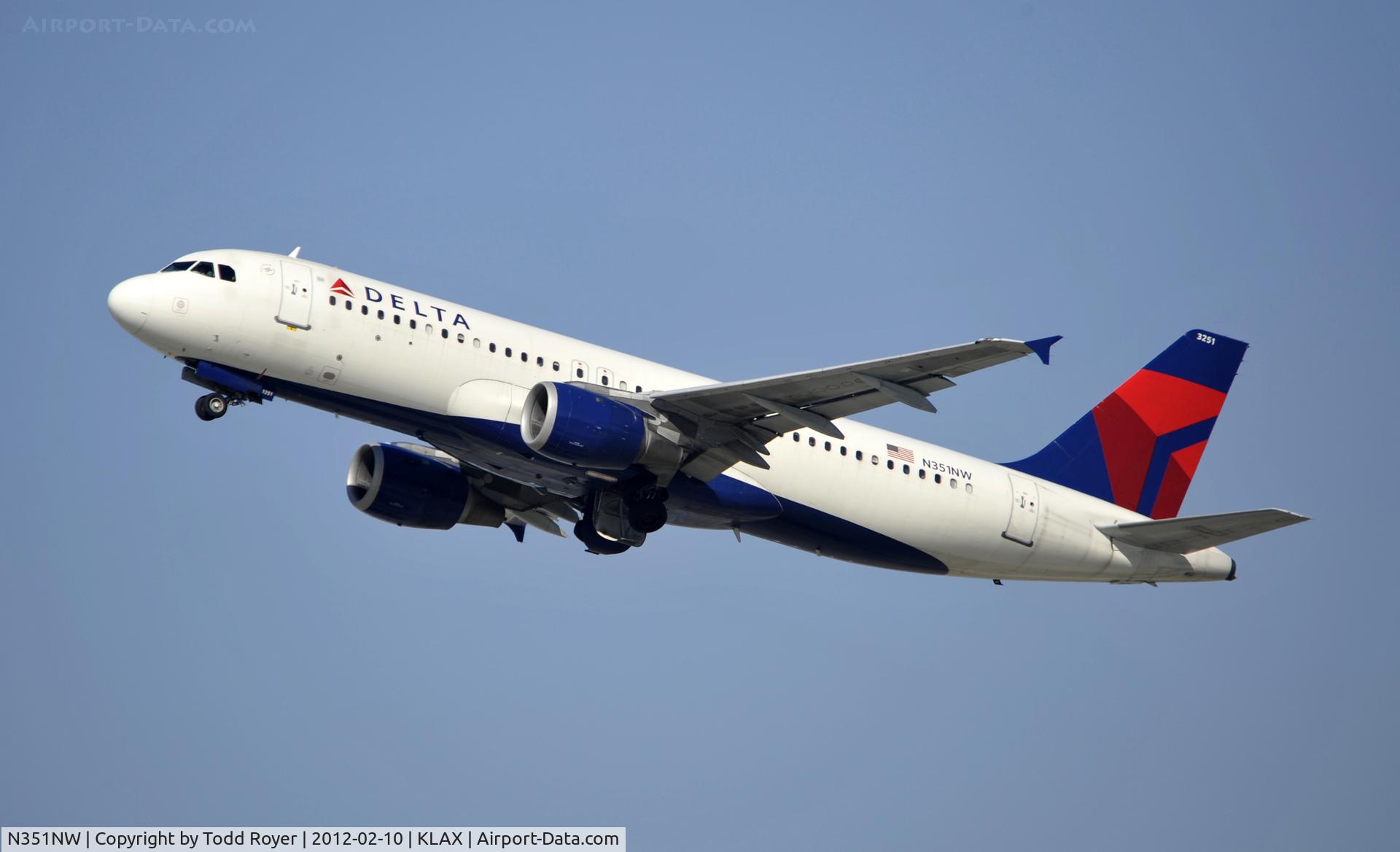 N351NW, 1997 Airbus A320-212 C/N 766, Departing LAX on 25R