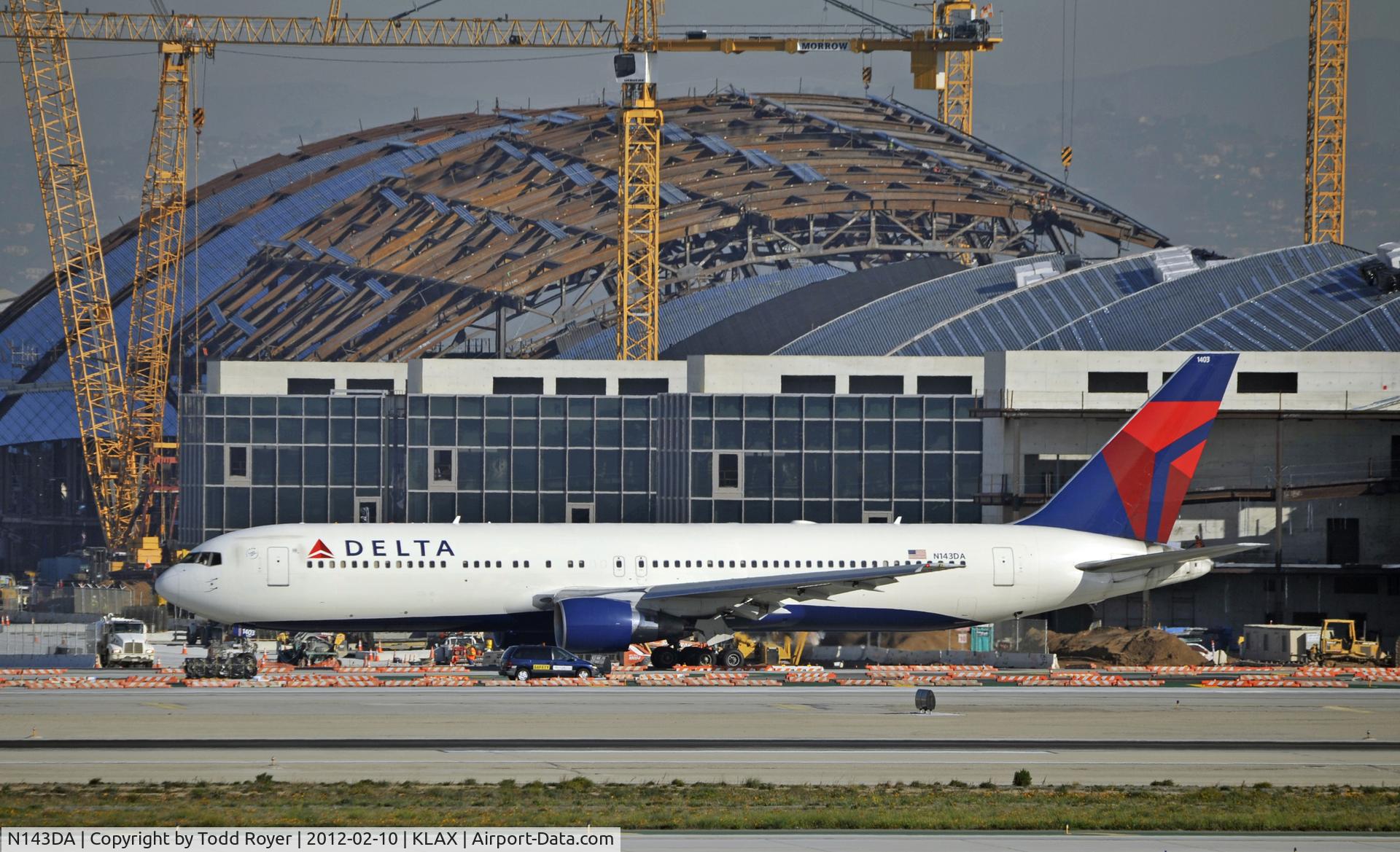 N143DA, 1998 Boeing 767-332 C/N 25991, Taxiing for departure