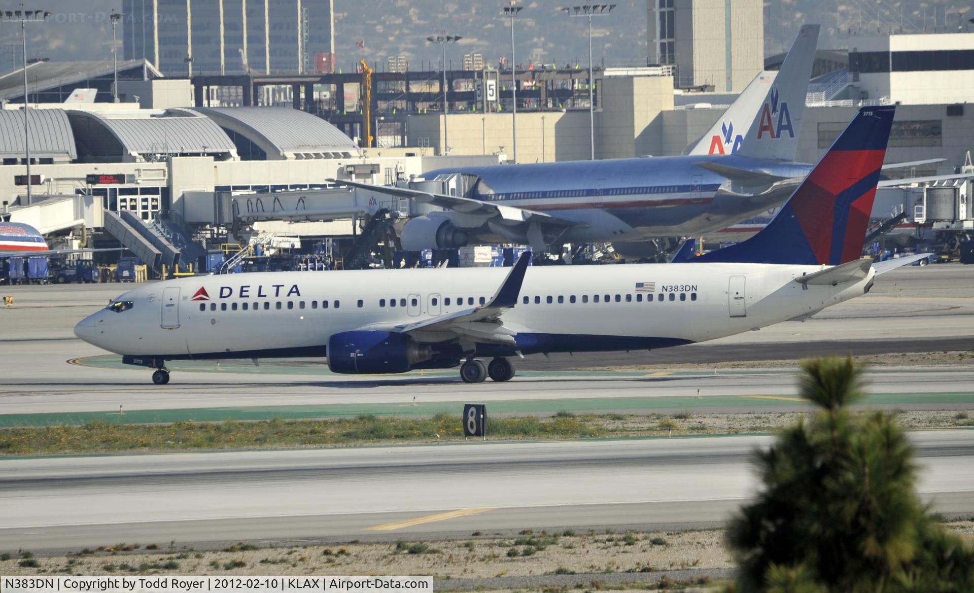 N383DN, 1999 Boeing 737-832 C/N 30346, Just arrived at LAX on 25L