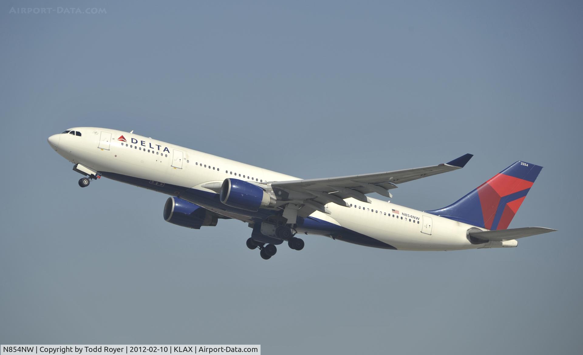N854NW, 2004 Airbus A330-223 C/N 0620, Departing LAX on 25R