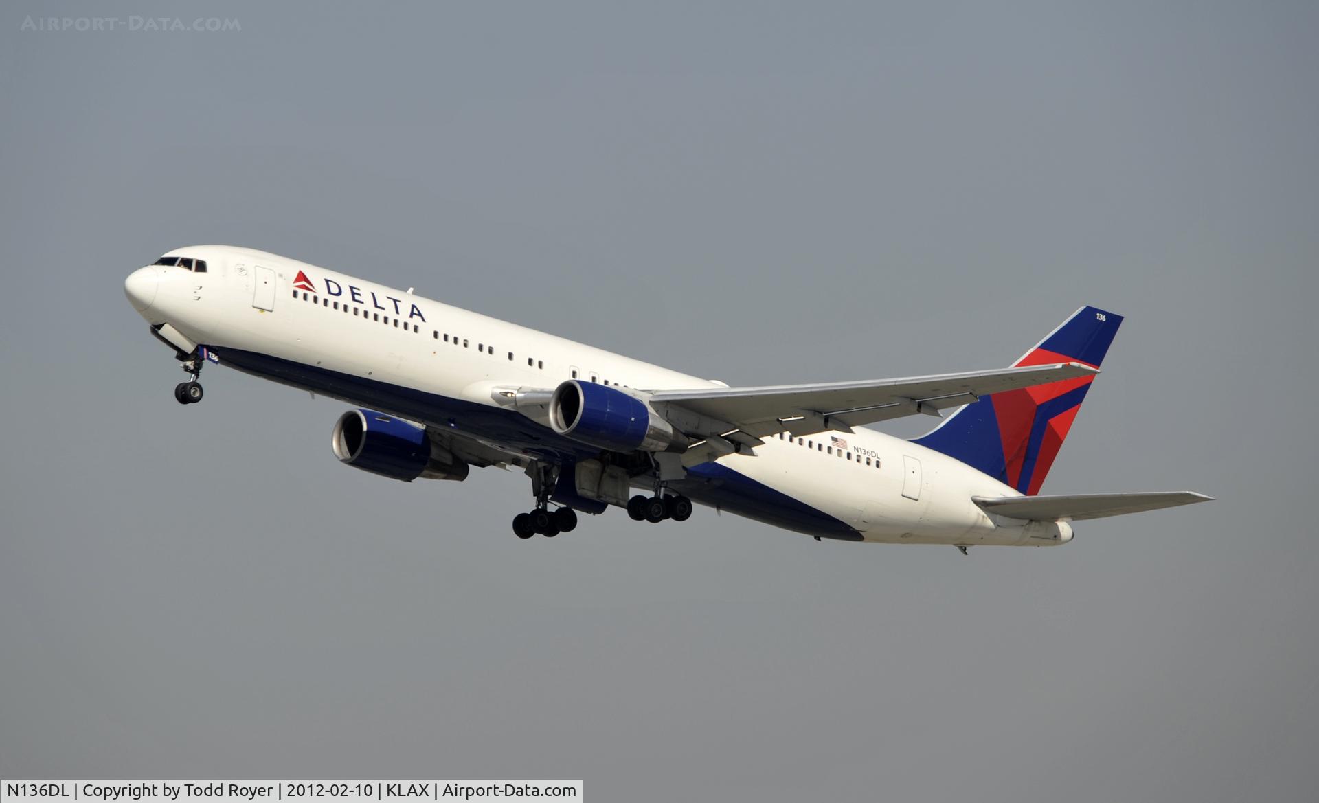 N136DL, 1991 Boeing 767-332 C/N 25146, Departing LAX on 25R