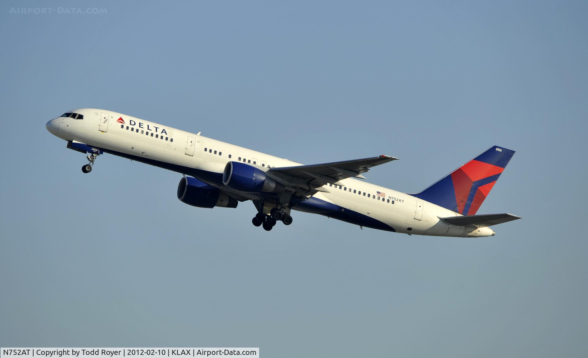 N752AT, 1984 Boeing 757-212 C/N 23128, Departing LAX on 25R