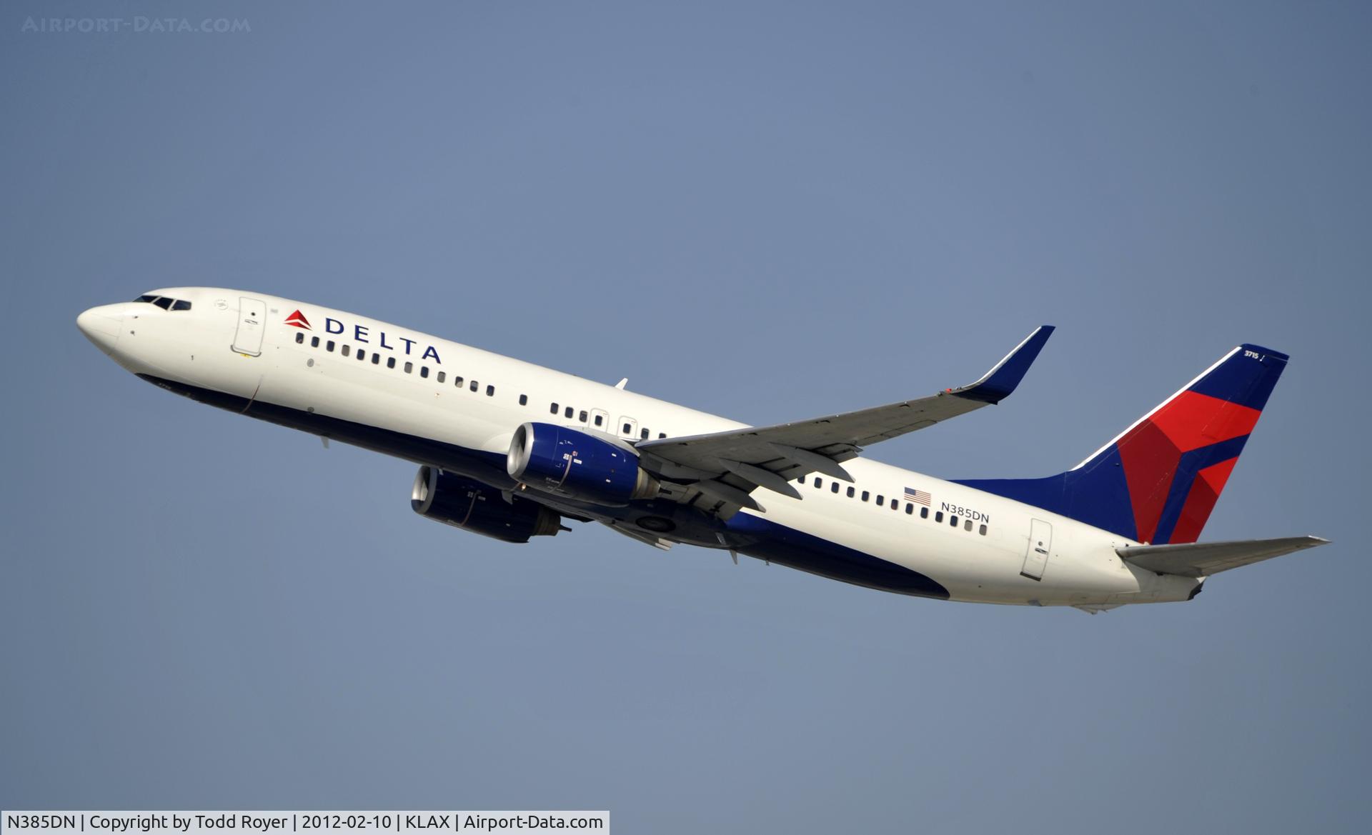 N385DN, 1999 Boeing 737-832 C/N 30348, Departing LAX on 25R
