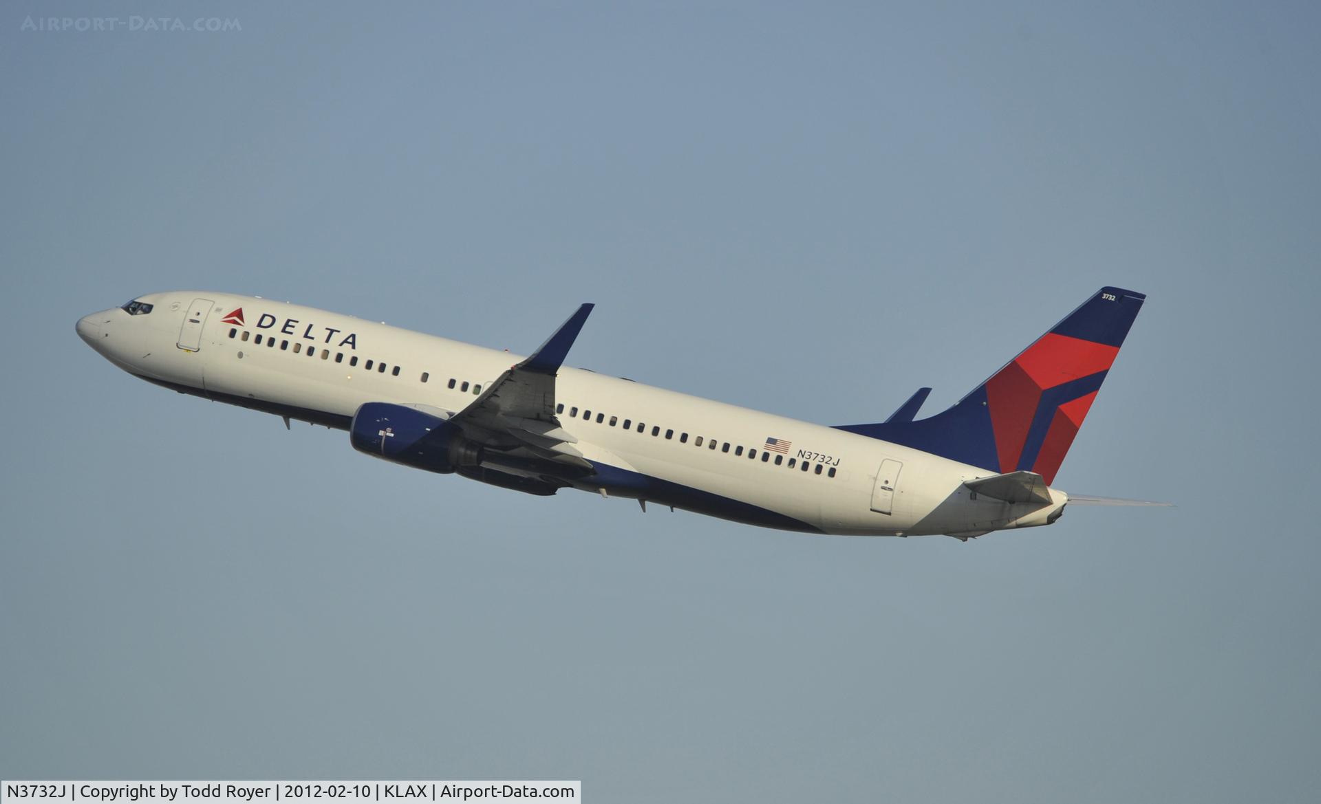 N3732J, 2000 Boeing 737-832 C/N 30380, Departing LAX on 25R