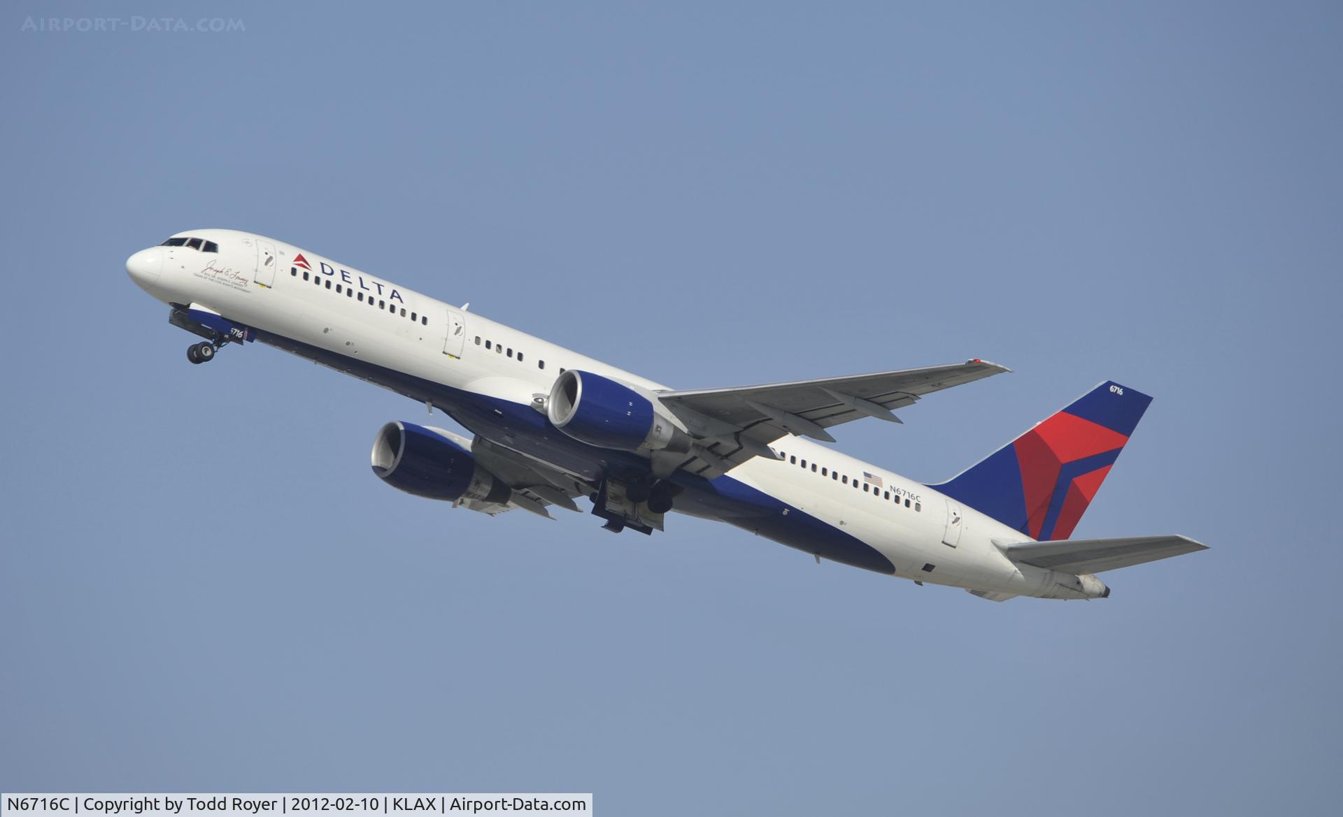 N6716C, 2001 Boeing 757-232 C/N 30838, Departing LAX on 25R