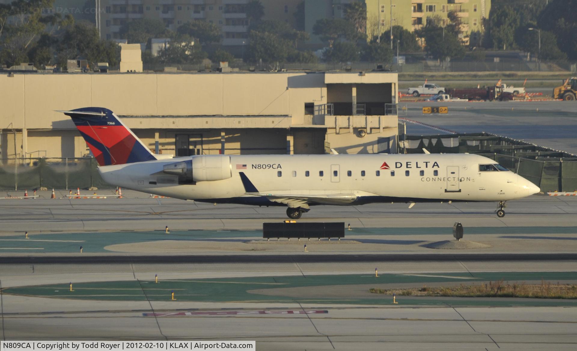 N809CA, 2000 Bombardier CRJ-100ER (CL-600-2B19) C/N 7366, Taxiing to Gate