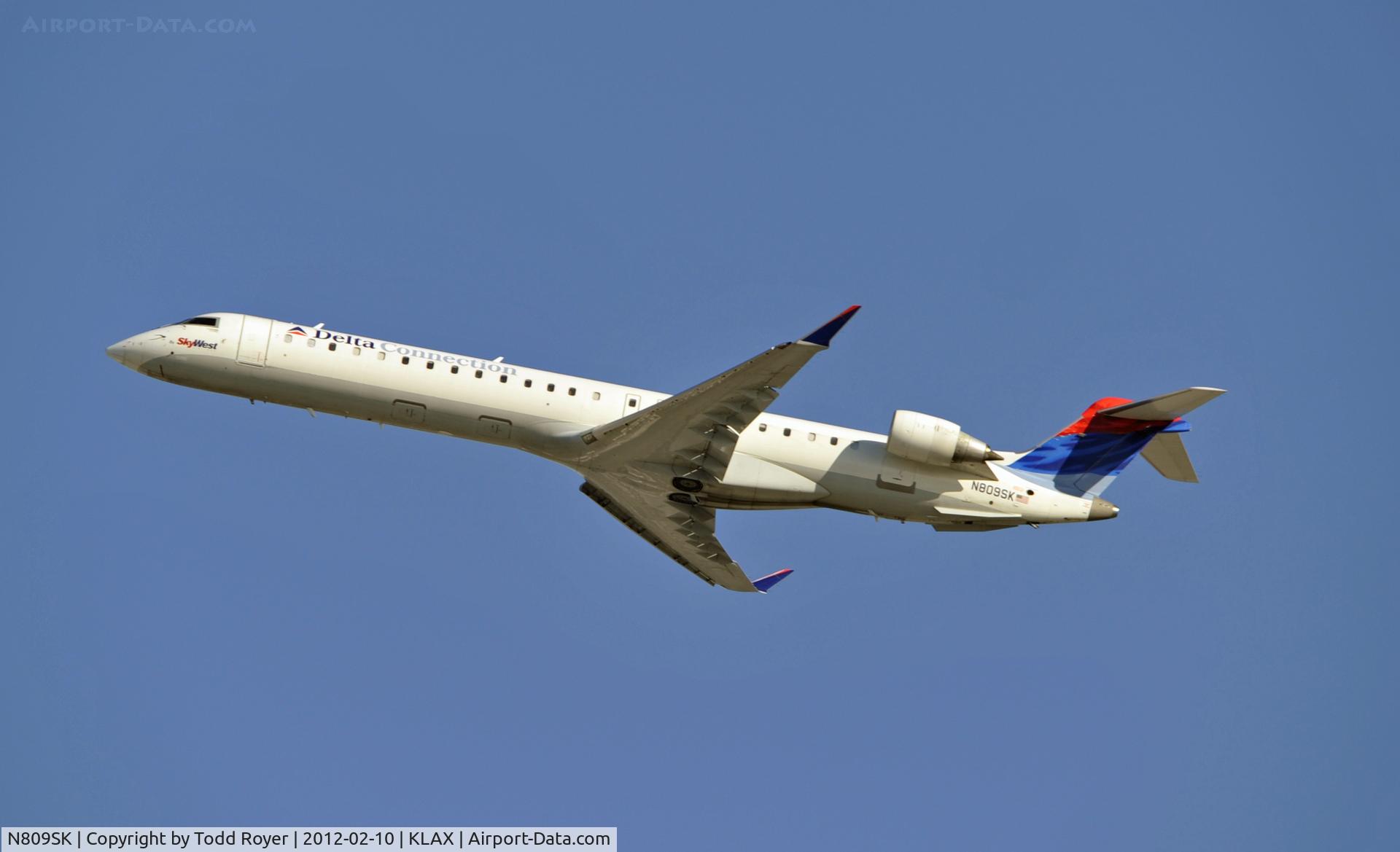 N809SK, 2006 Bombardier CRJ-900ER (CL-600-2D24) C/N 15086, Departing LAX on 25R