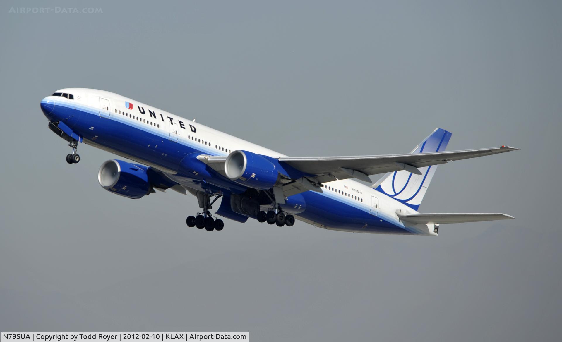 N795UA, 1997 Boeing 777-222 C/N 26927, Departing LAX on 25R