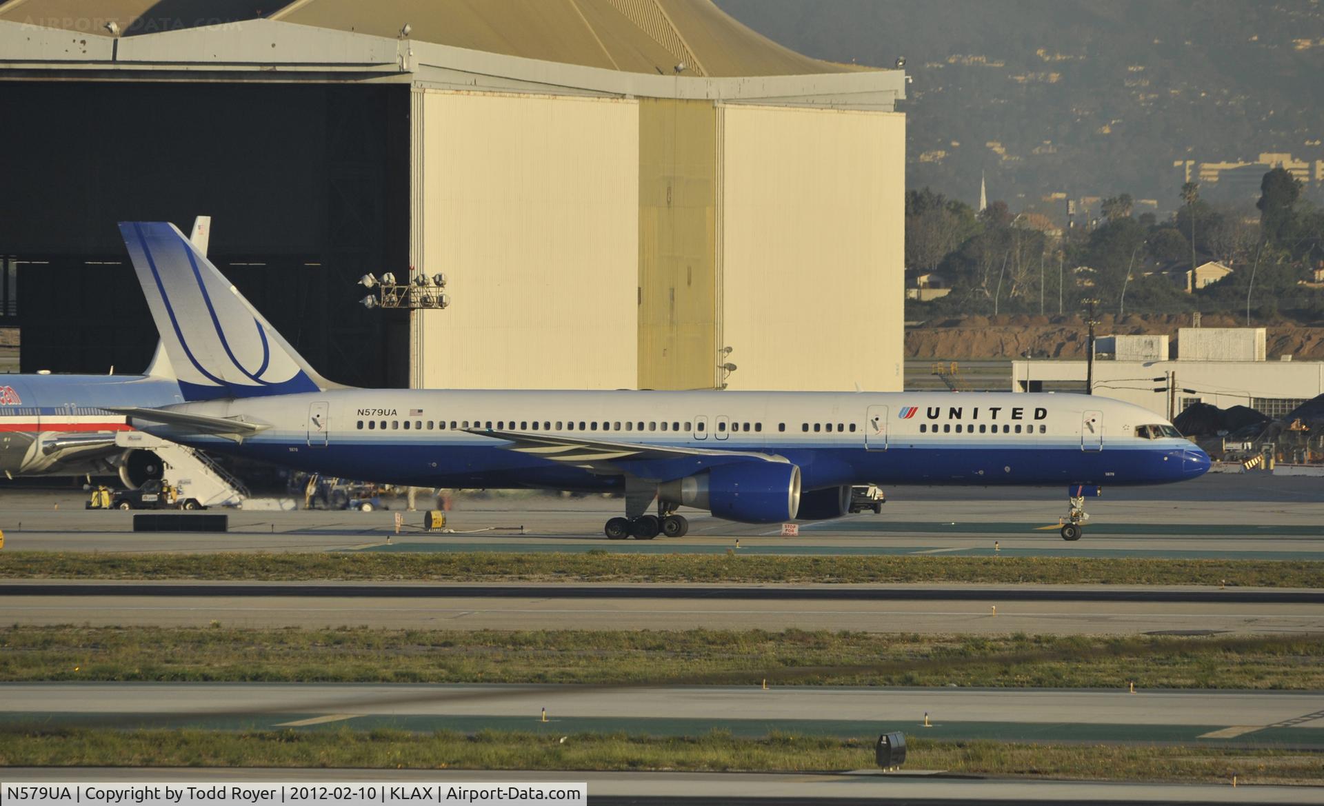 N579UA, 1993 Boeing 757-222 C/N 26697, Taxiing to Gate