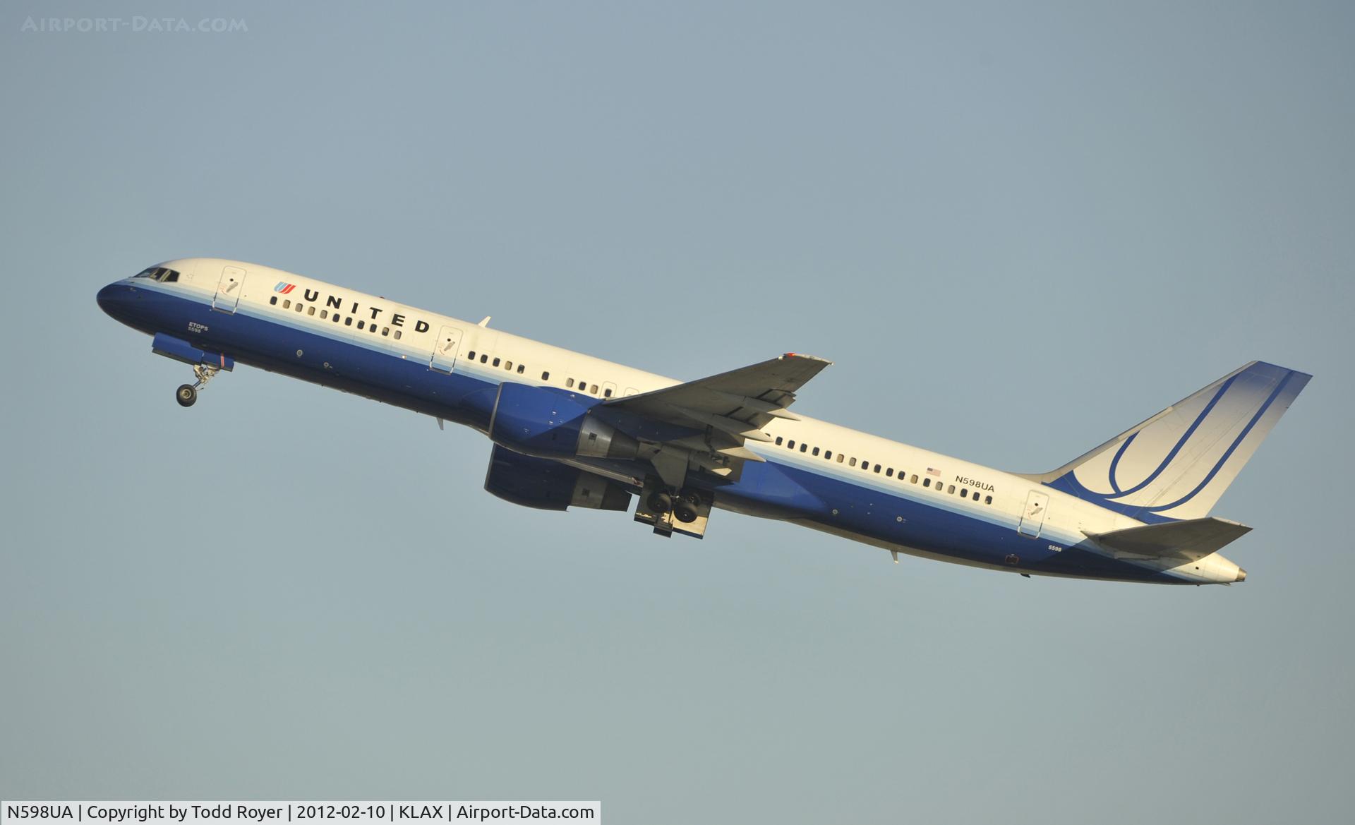 N598UA, 1999 Boeing 757-222 C/N 28751, Departing LAX on 25R