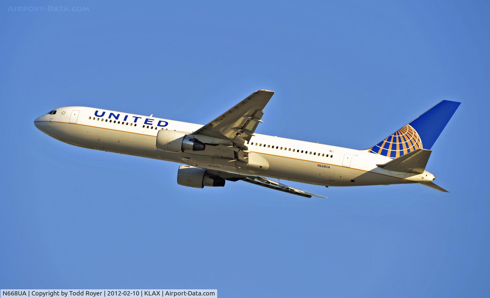 N668UA, 1999 Boeing 767-322 C/N 30024, Departing LAX on 25R