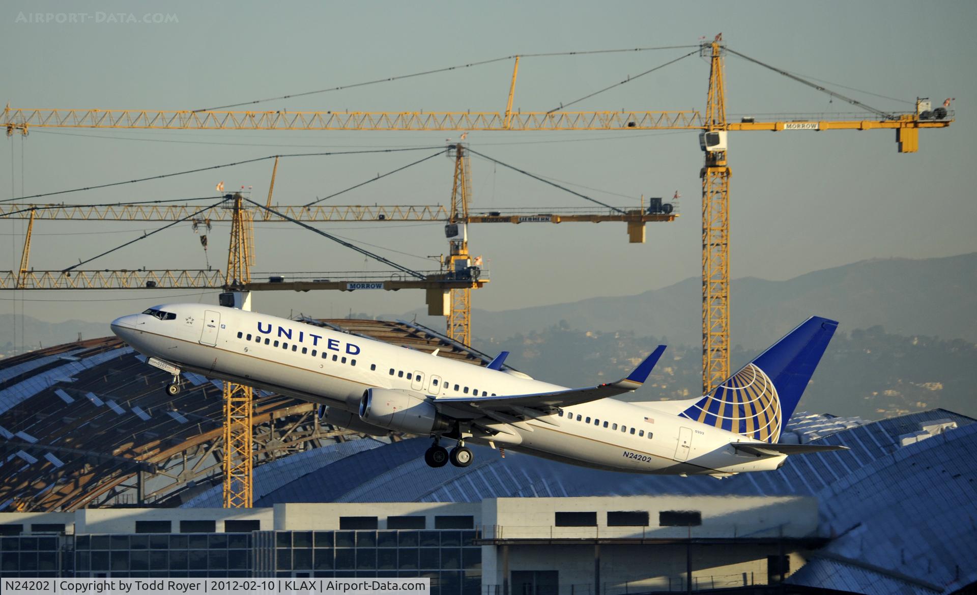 N24202, 2000 Boeing 737-824 C/N 30429, Departing LAX on 25R