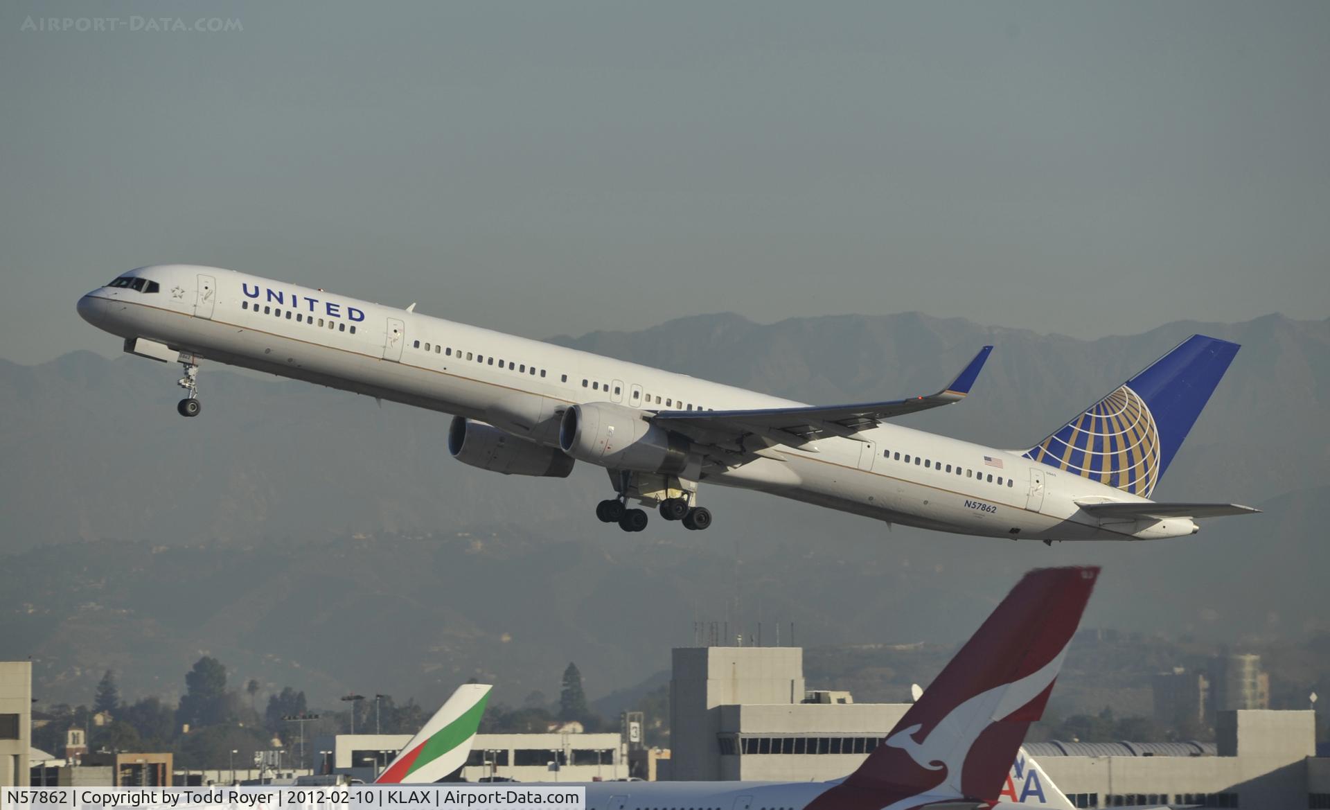 N57862, 2001 Boeing 757-33N C/N 32586, Departing LAX on 25R