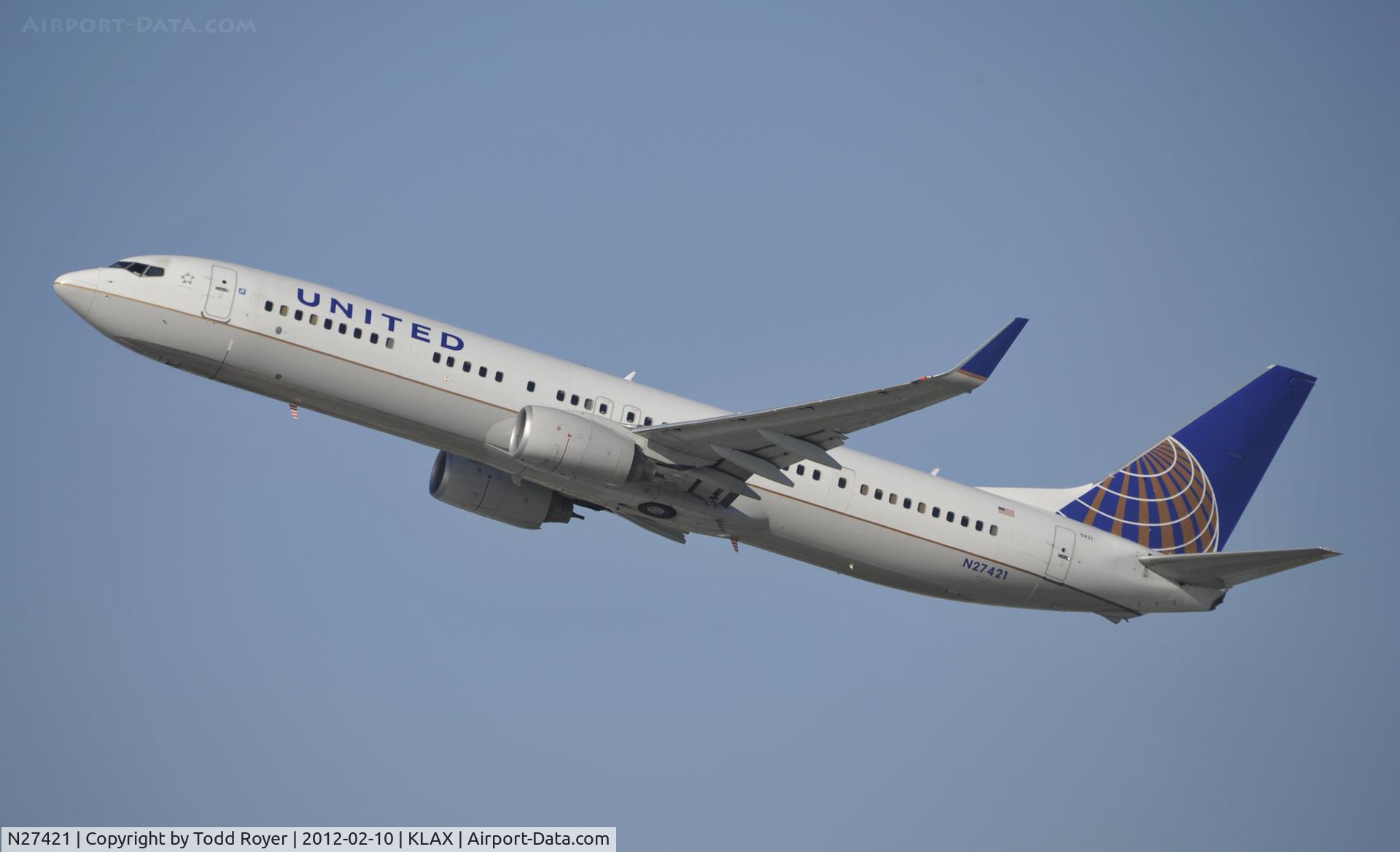 N27421, 2008 Boeing 737-924/ER C/N 37094, Departing LAX on 25R