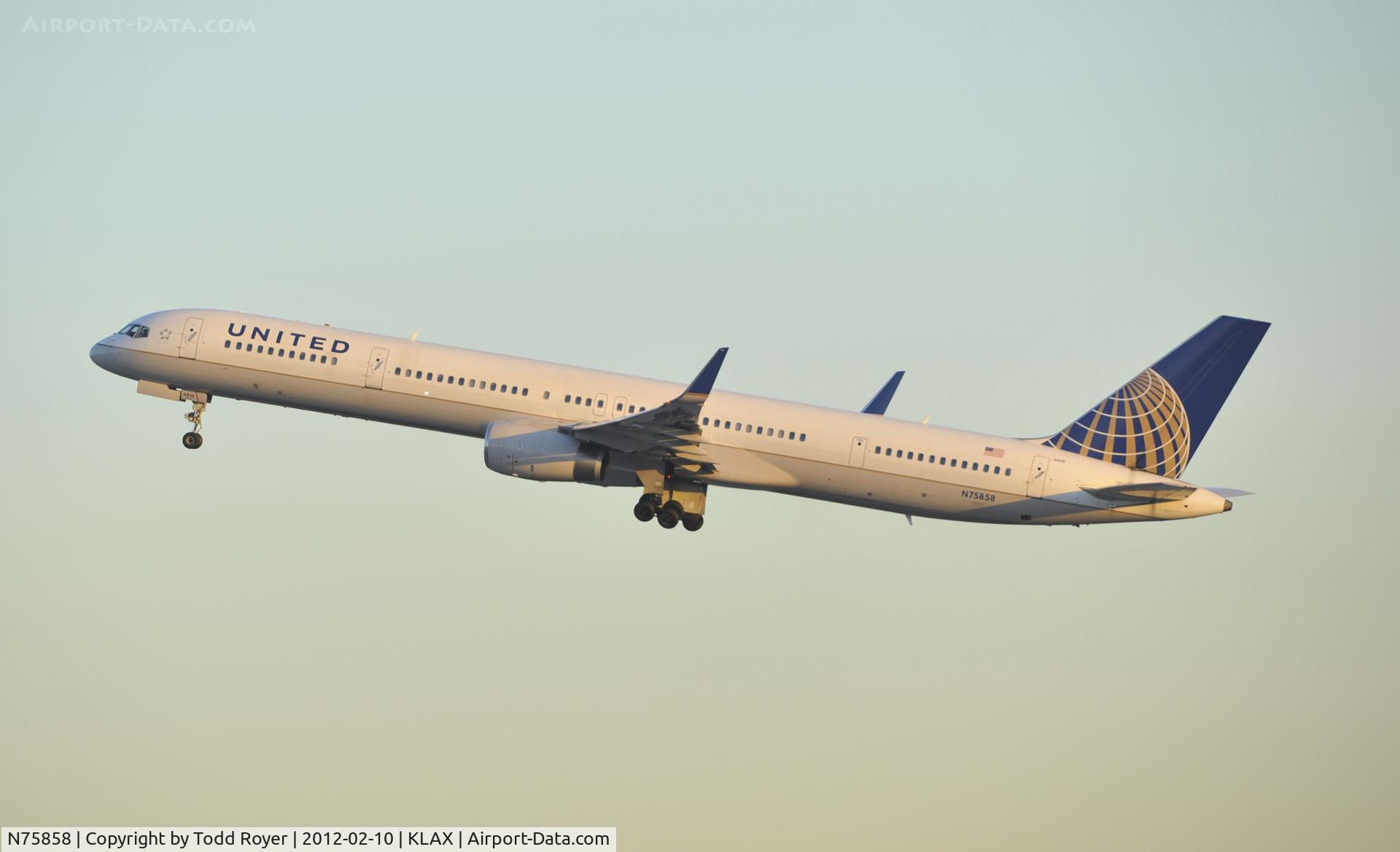 N75858, 2004 Boeing 757-324 C/N 32817, Departing LAX on 25R