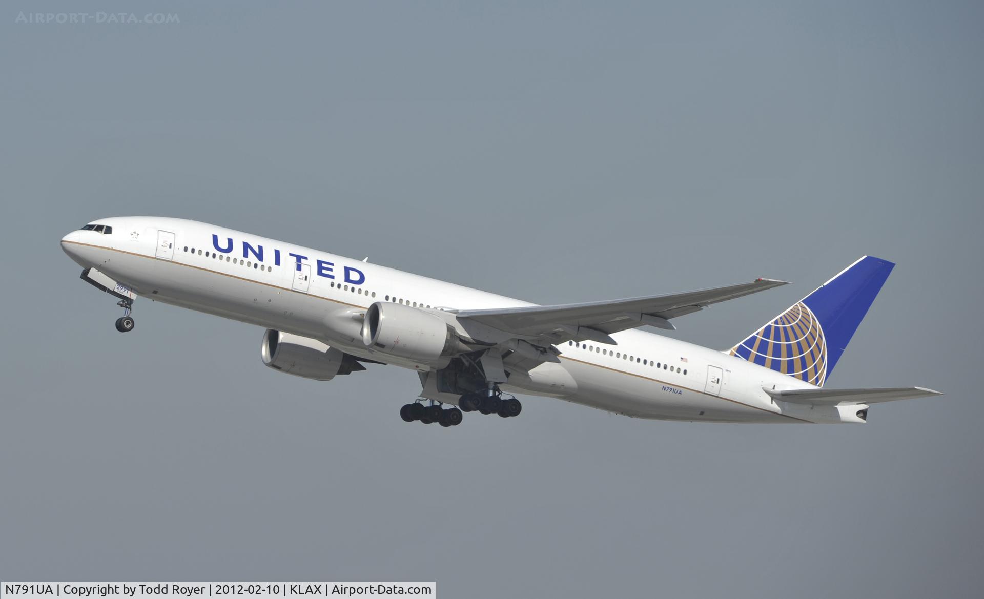 N791UA, 1997 Boeing 777-222 C/N 26933, Departing LAX on 25R