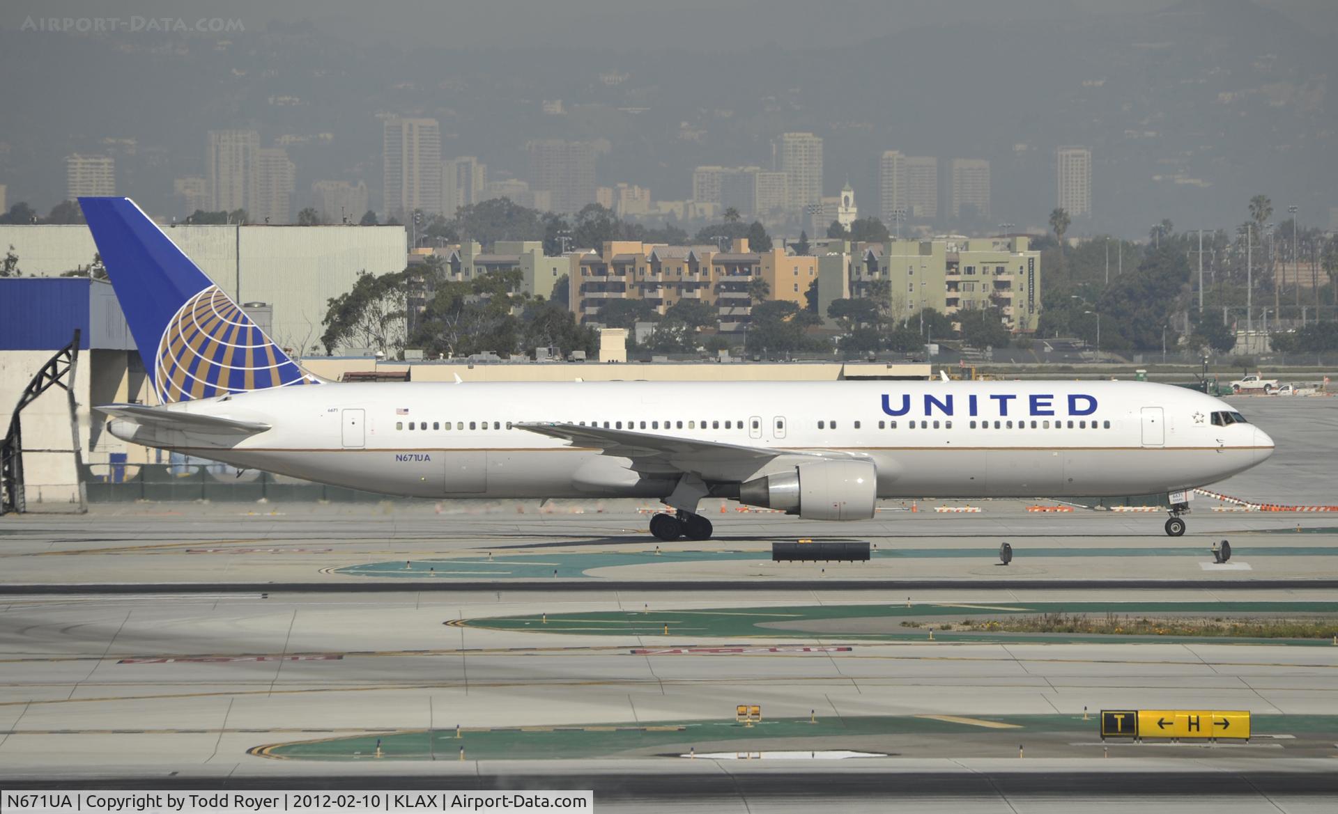 N671UA, 1999 Boeing 767-322 C/N 30026, Taxiing to Gate