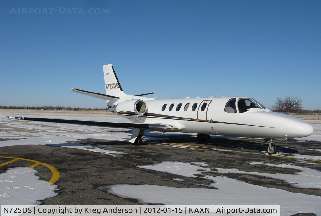 N725DS, 1997 Cessna 550 C/N 550-0822, Cessna 550 Citation at the fuel pumps.