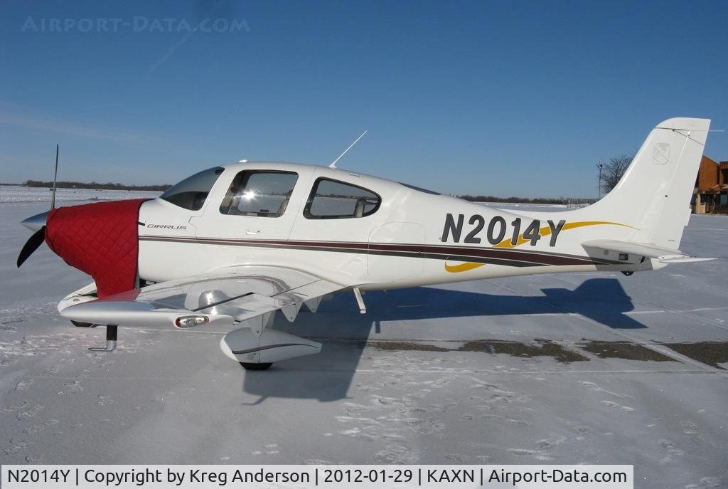 N2014Y, 2000 Cirrus SR20 C/N 1078, Cirrus SR20 on the line.
