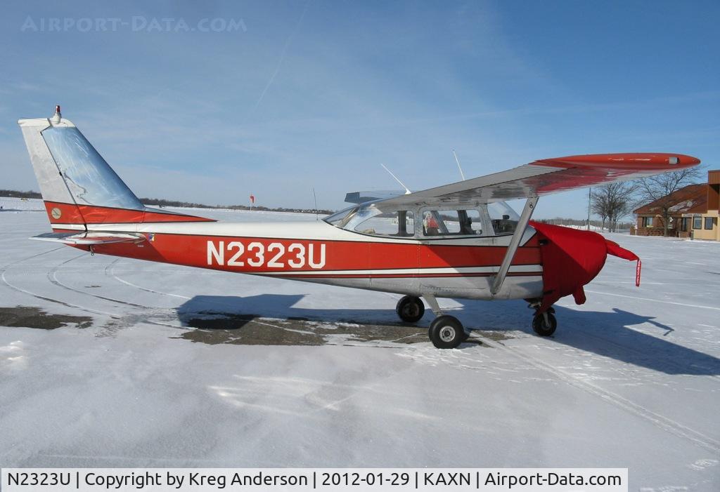 N2323U, 1962 Cessna 172D C/N 17249923, Cessna 172D Skyhawk on the line.