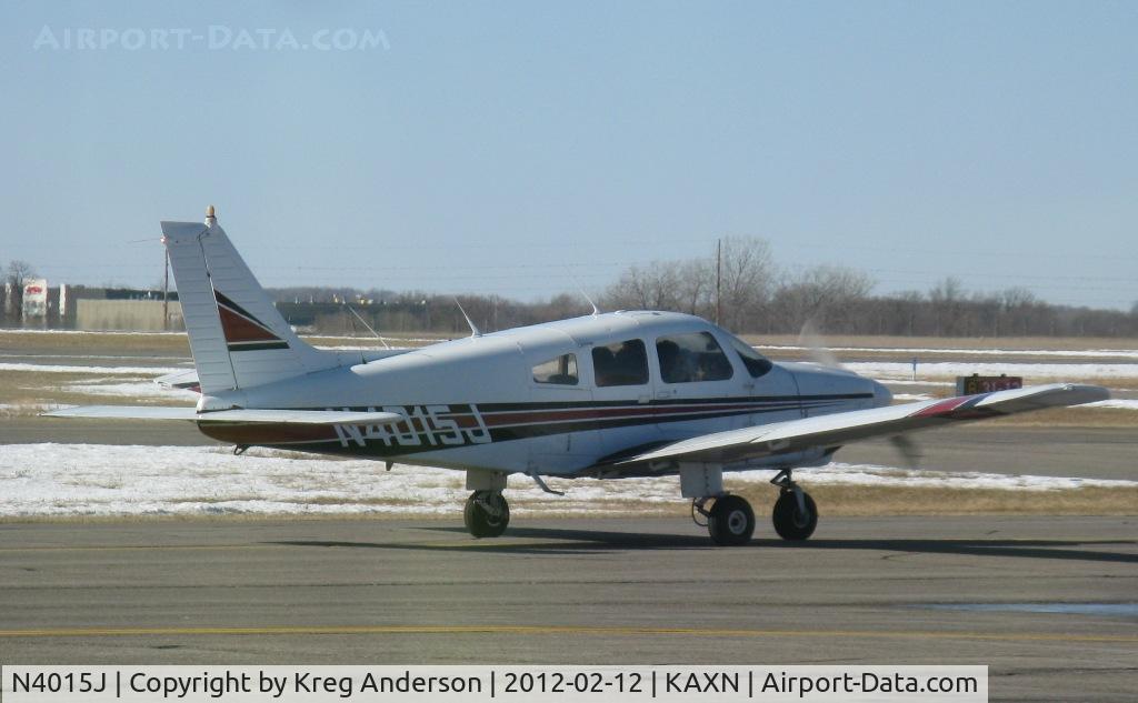 N4015J, 1966 Piper PA-28-181 Archer C/N 28-8090034, Piper PA-28-181 Archer taxiing to runway 22 for departure.