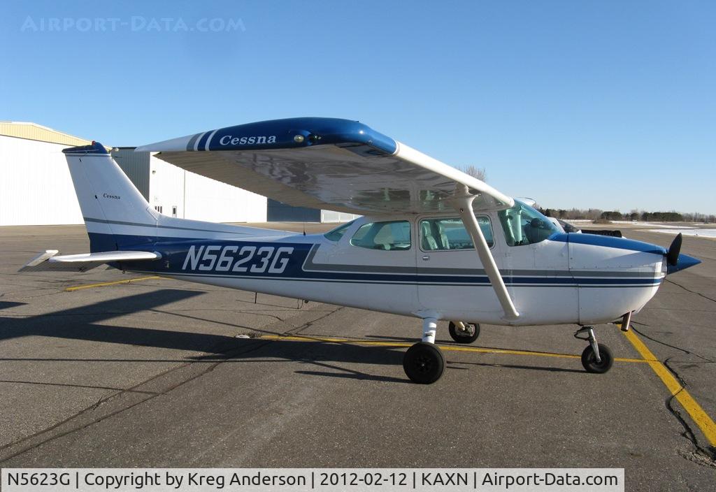N5623G, 1979 Cessna 172N C/N 17273562, Cessna 172N Skyhawk on the line.