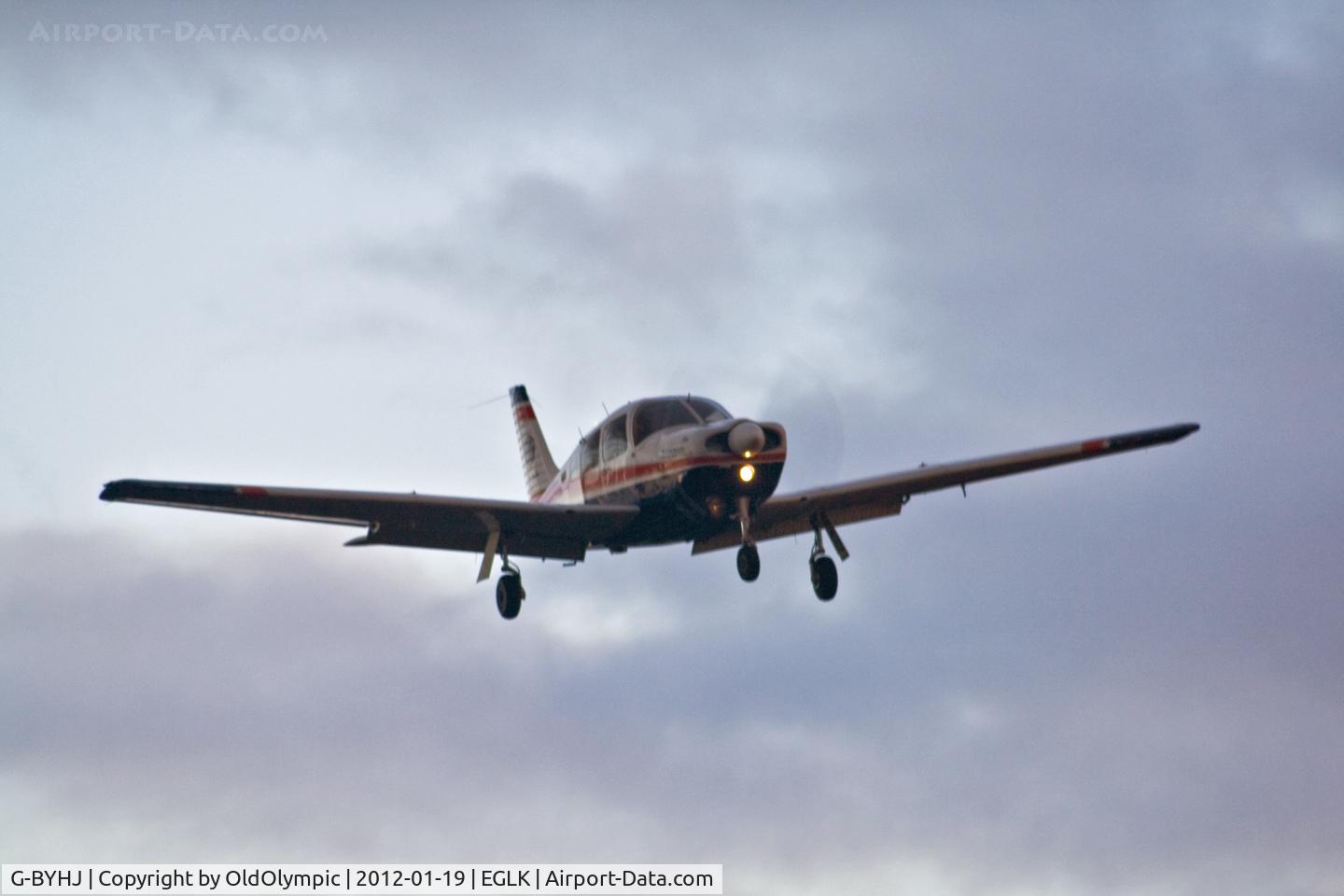 G-BYHJ, 1999 Piper PA-28R-201 Cherokee Arrow III C/N 28R-2844020, Short finals RW25