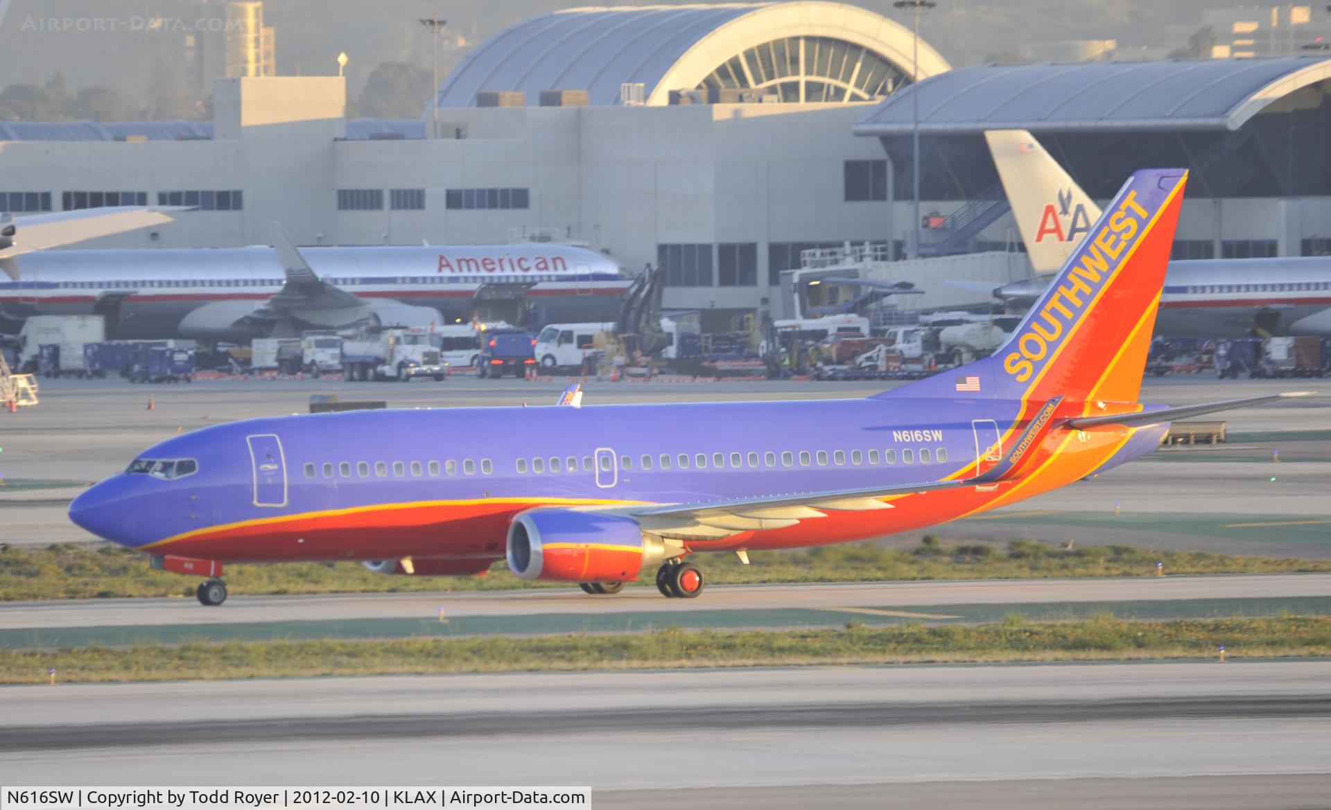 N616SW, 1995 Boeing 737-3H4 C/N 27699, Arrived on 25L