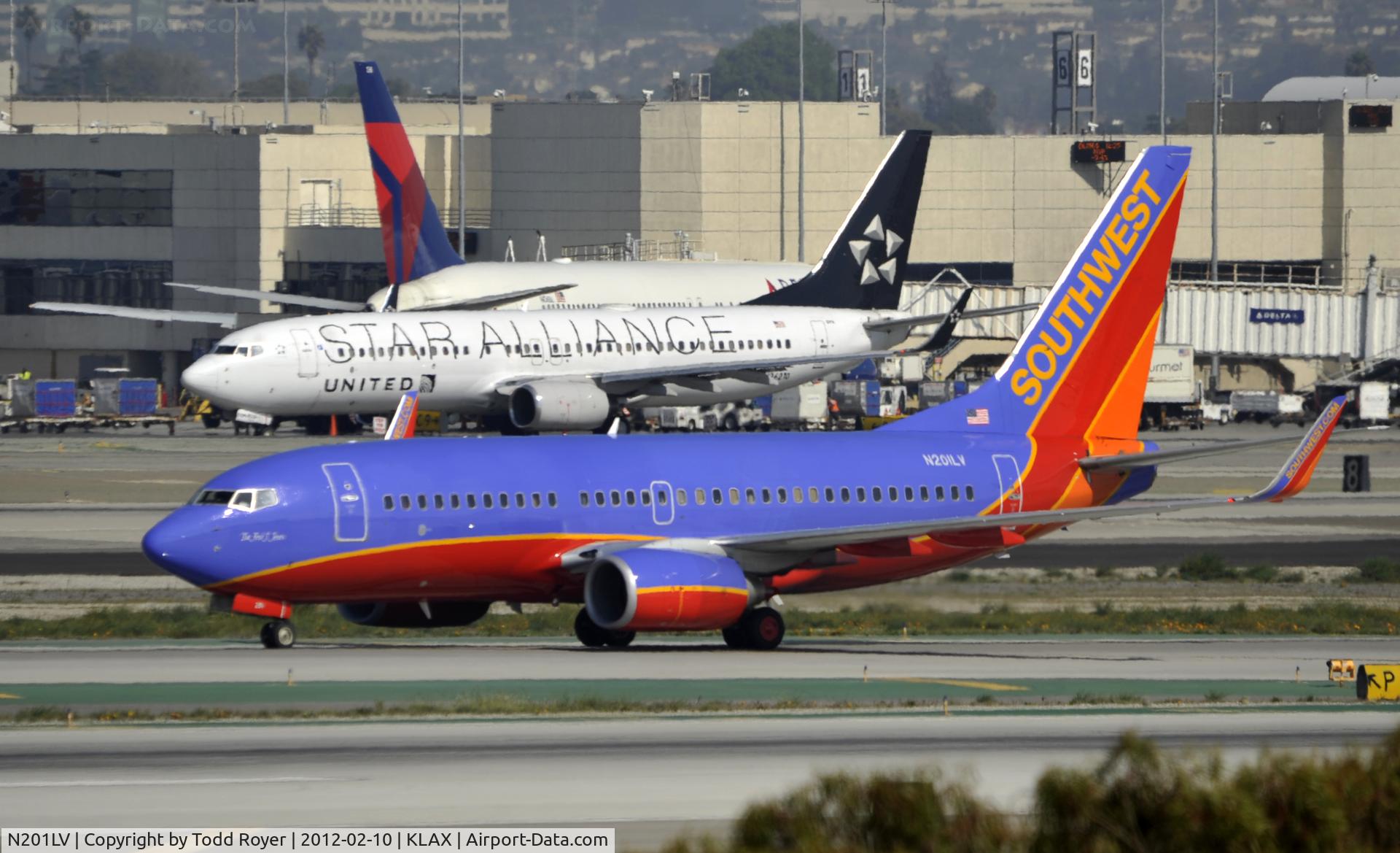 N201LV, 2005 Boeing 737-7H4 C/N 29854, Arrived on 25L