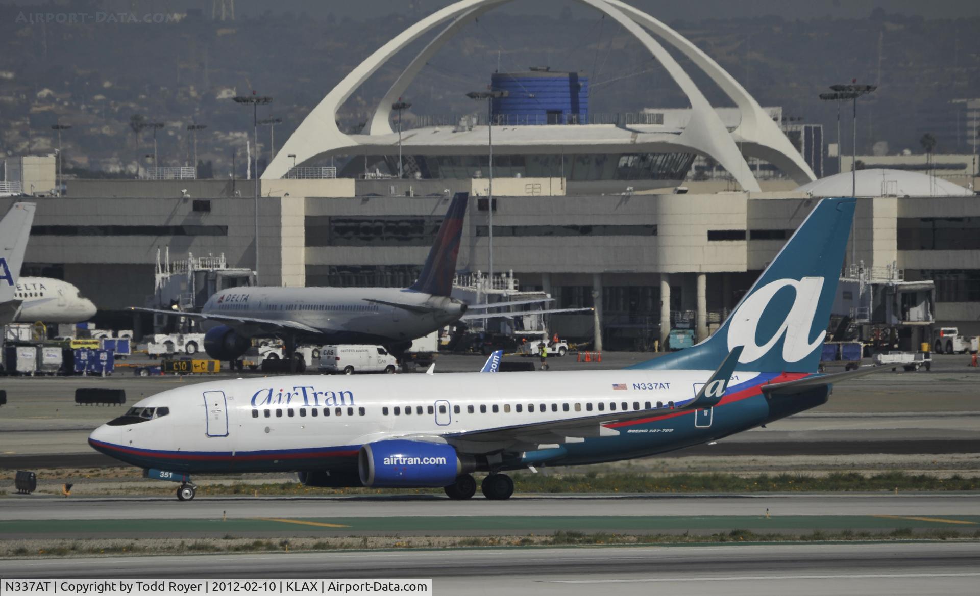 N337AT, 2008 Boeing 737-7BD C/N 36717, Arrived on 25L