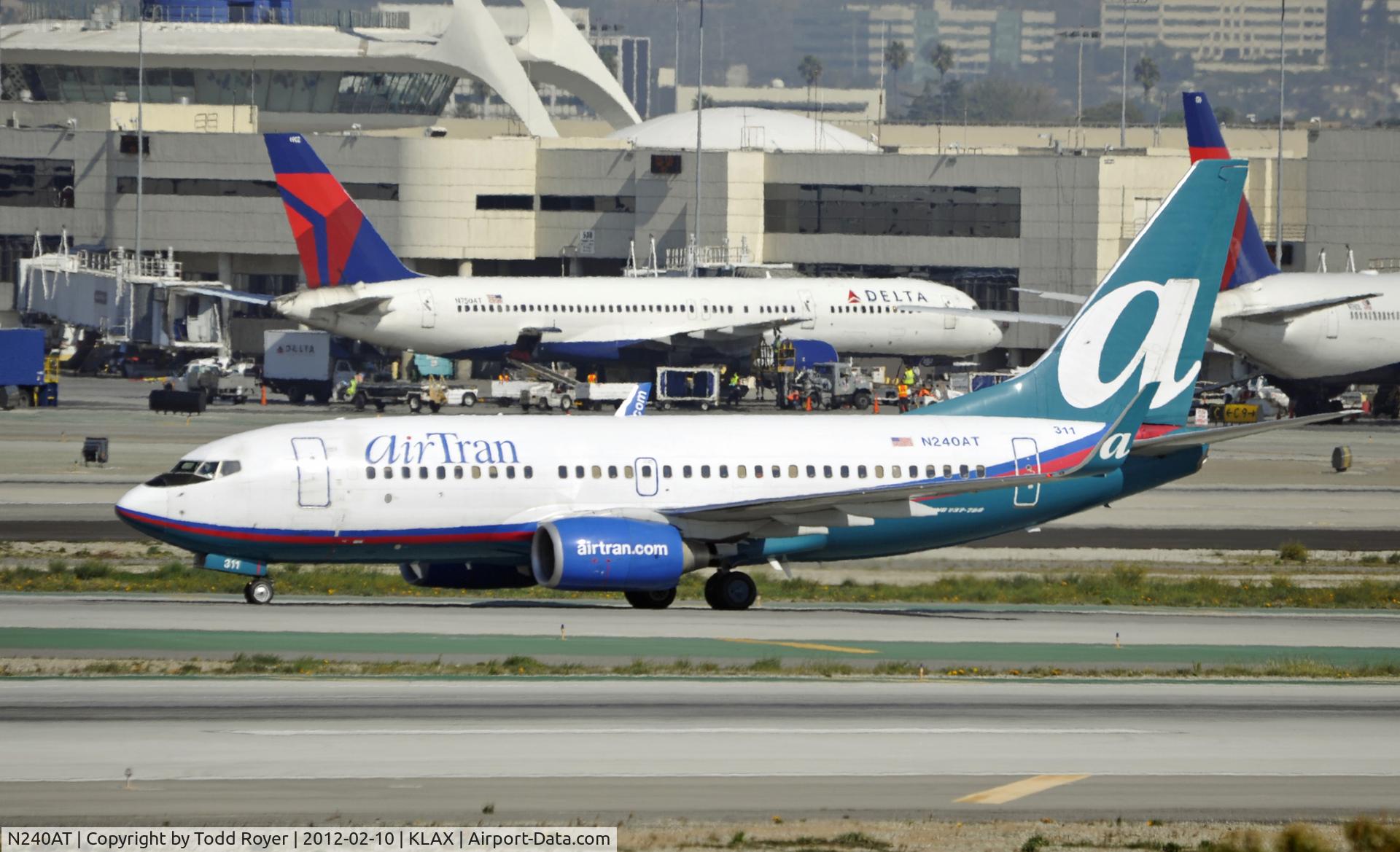 N240AT, 2005 Boeing 737-76N C/N 32657, Arrived on 25L