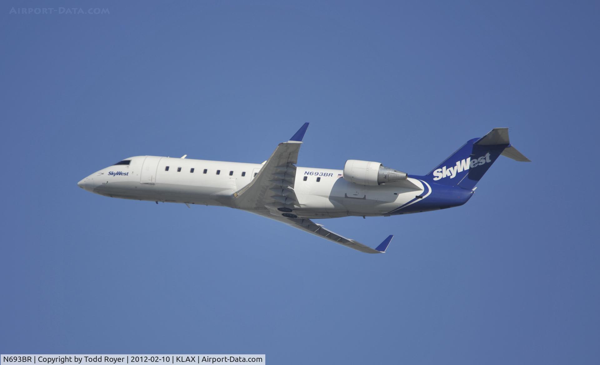 N693BR, 2003 Bombardier CRJ-200ER (CL-600-2B19) C/N 7761, Departing LAX on 25R