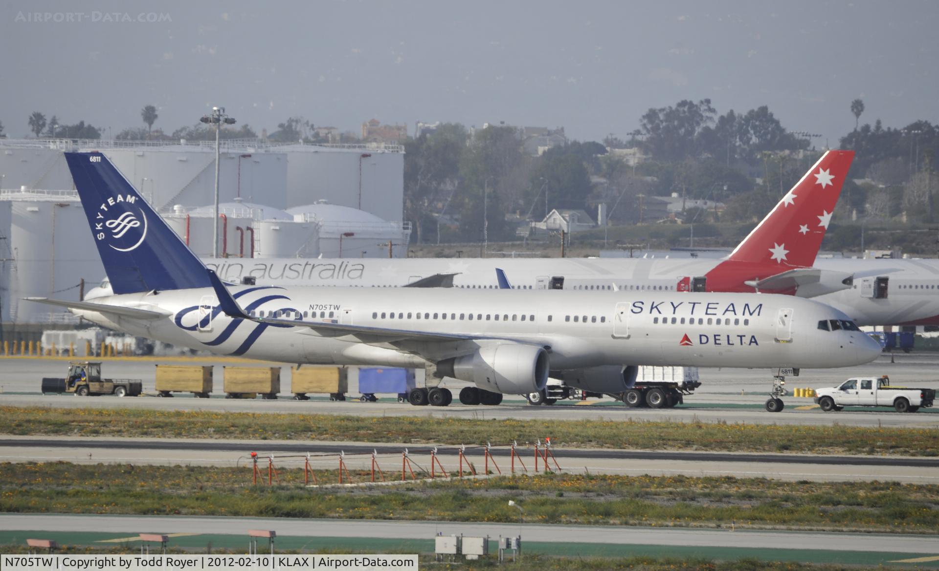 N705TW, 1997 Boeing 757-231ER C/N 28479, Taxiing to gate