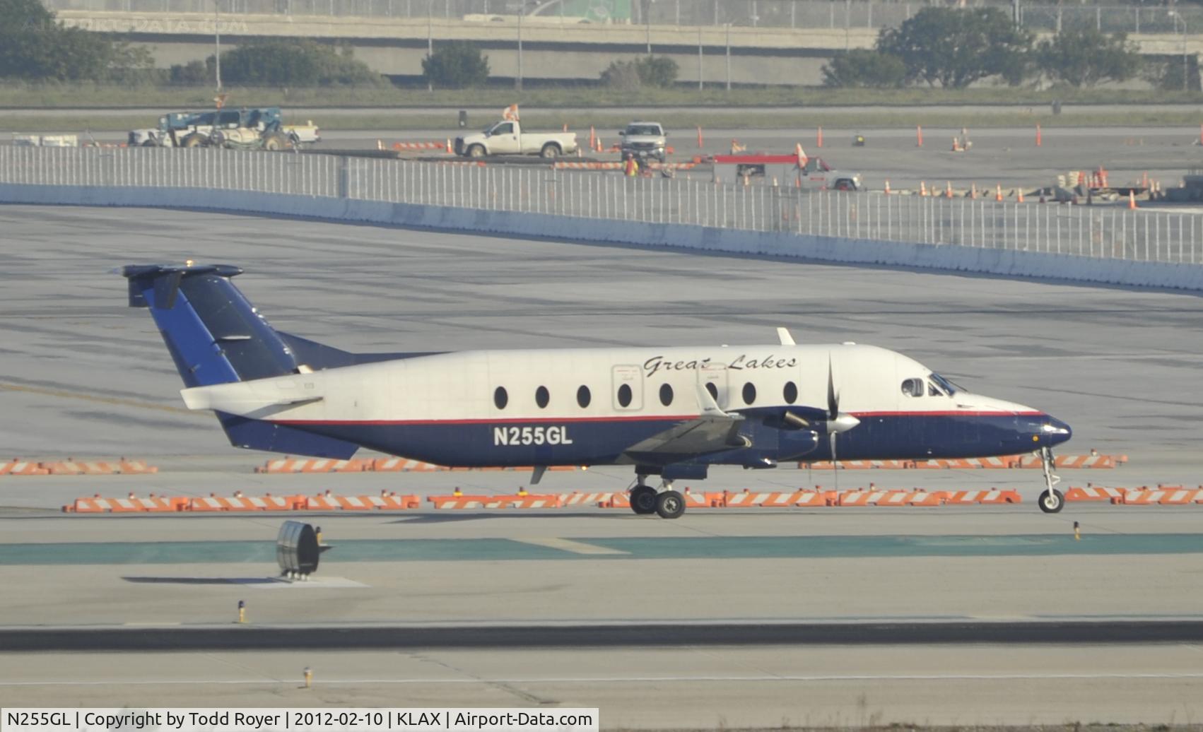 N255GL, 1996 Raytheon Aircraft Company 1900D C/N UE-255, Taxiing to gate