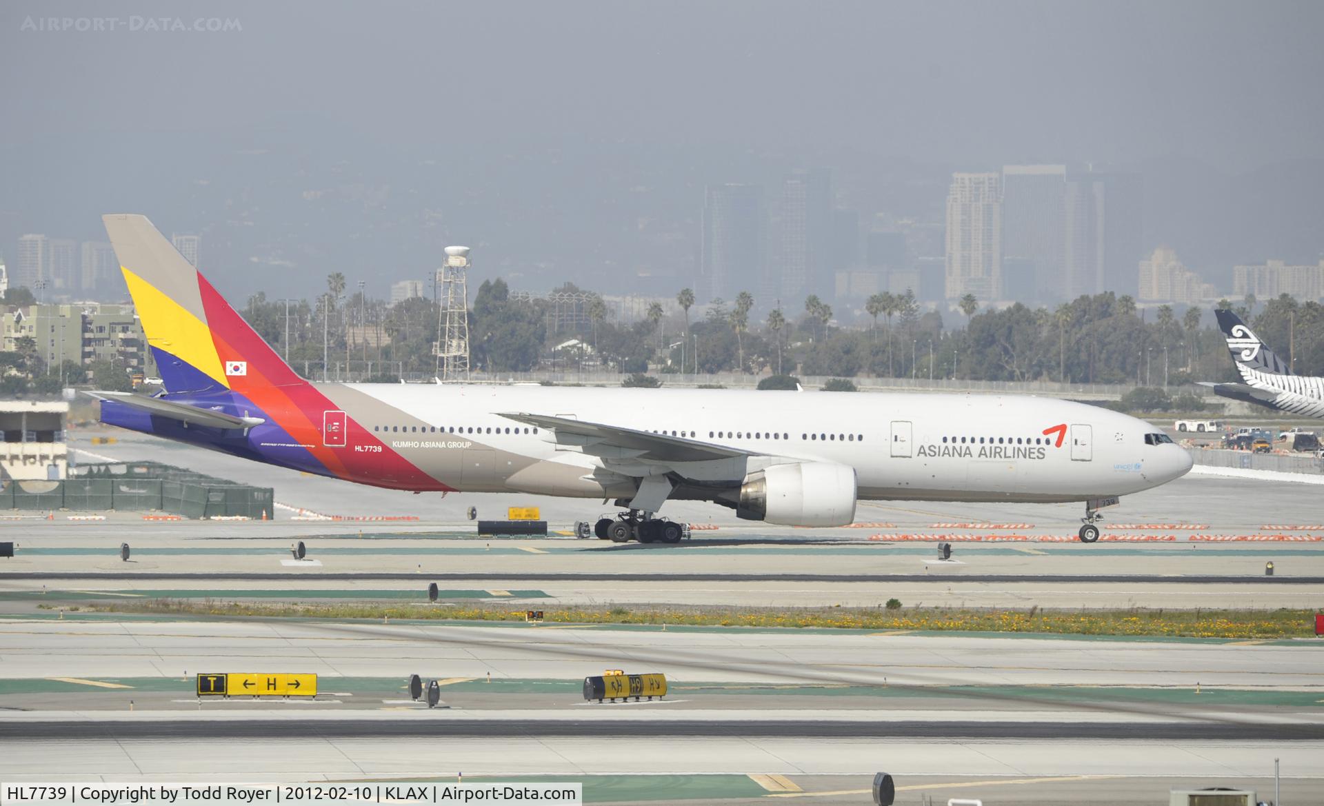 HL7739, Boeing 777-28E/ER C/N 29175, Taxiing to gate