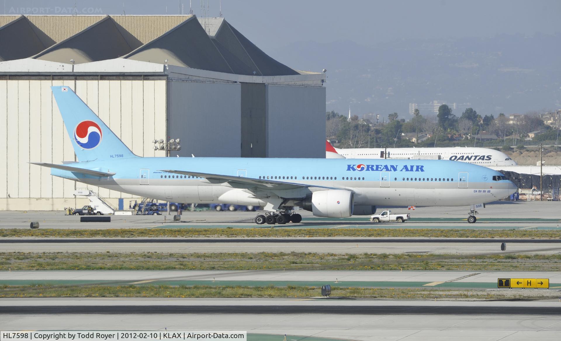 HL7598, 1988 Boeing 777-2B5/ER C/N 27949, Taxiing to Gate