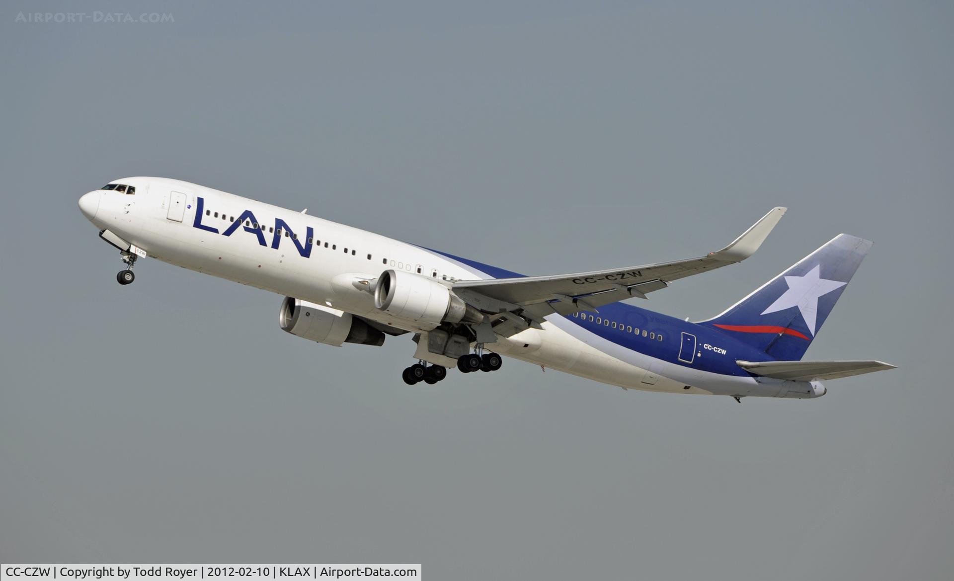 CC-CZW, 1998 Boeing 767-316/ER C/N 29227/698, Departing LAX on 25R