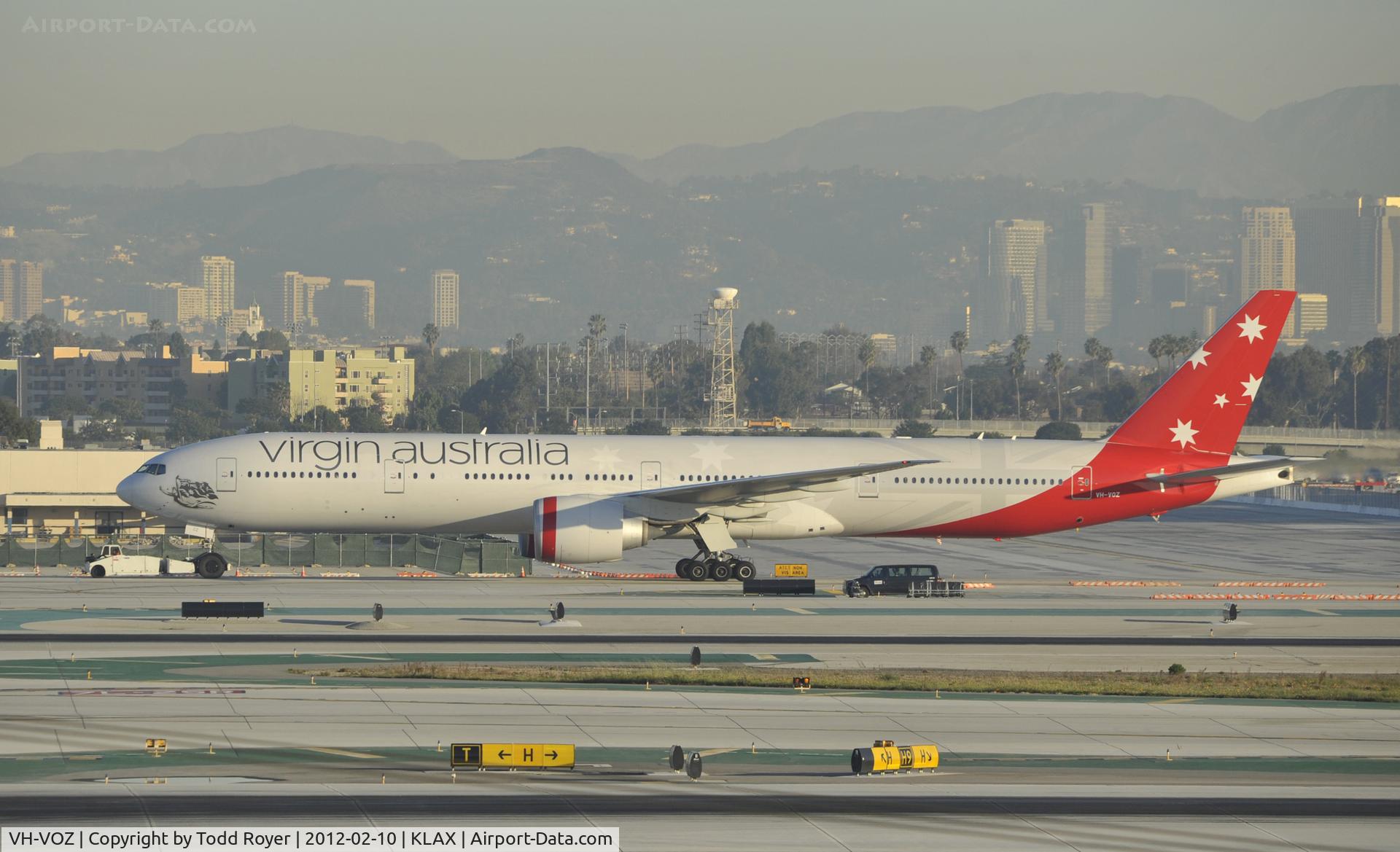 VH-VOZ, 2008 Boeing 777-3ZG/ER C/N 35302, Being towed to parking