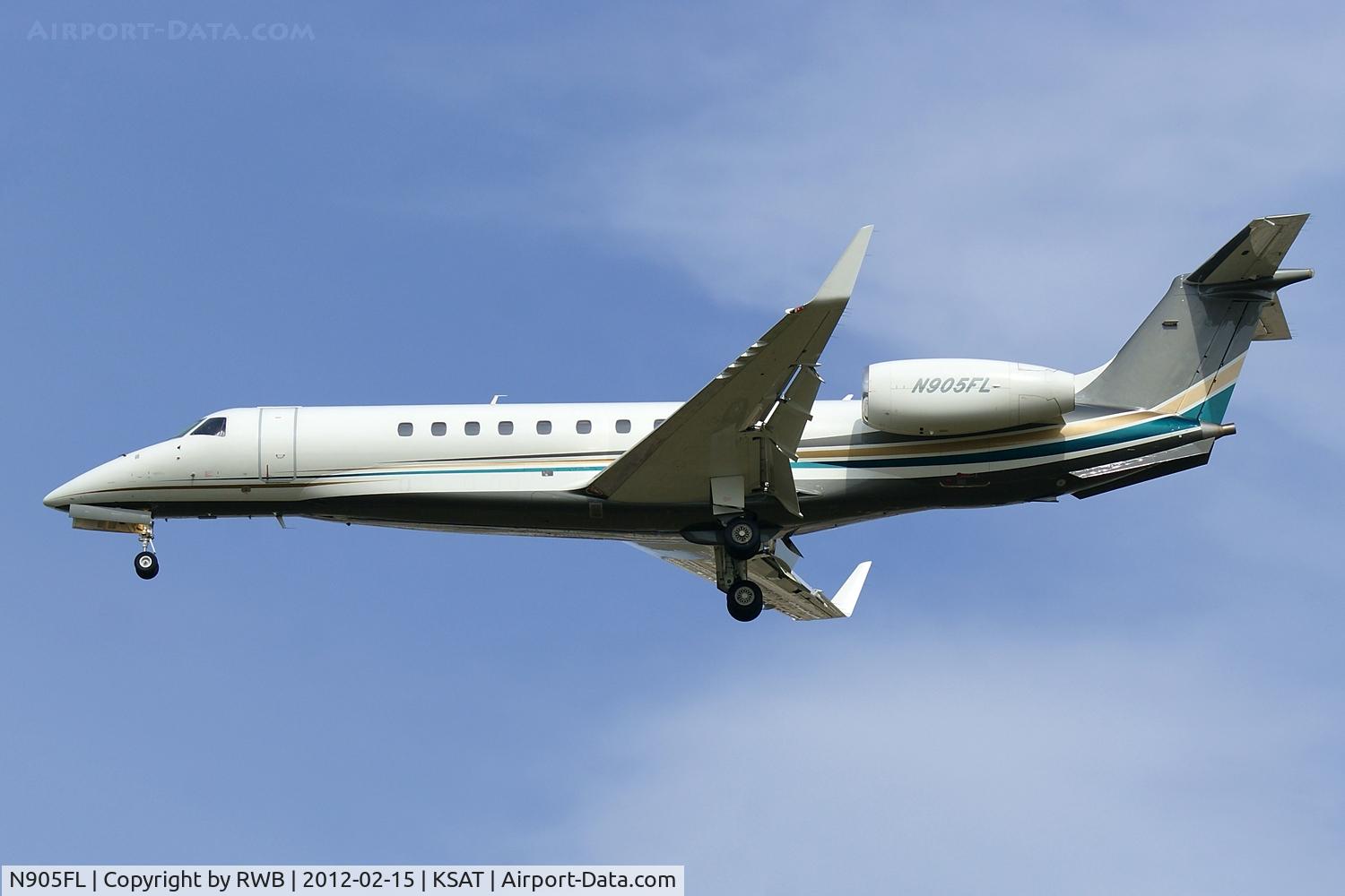 N905FL, 2004 Embraer ERJ-135BJ Legacy C/N 145775, On approach 30L