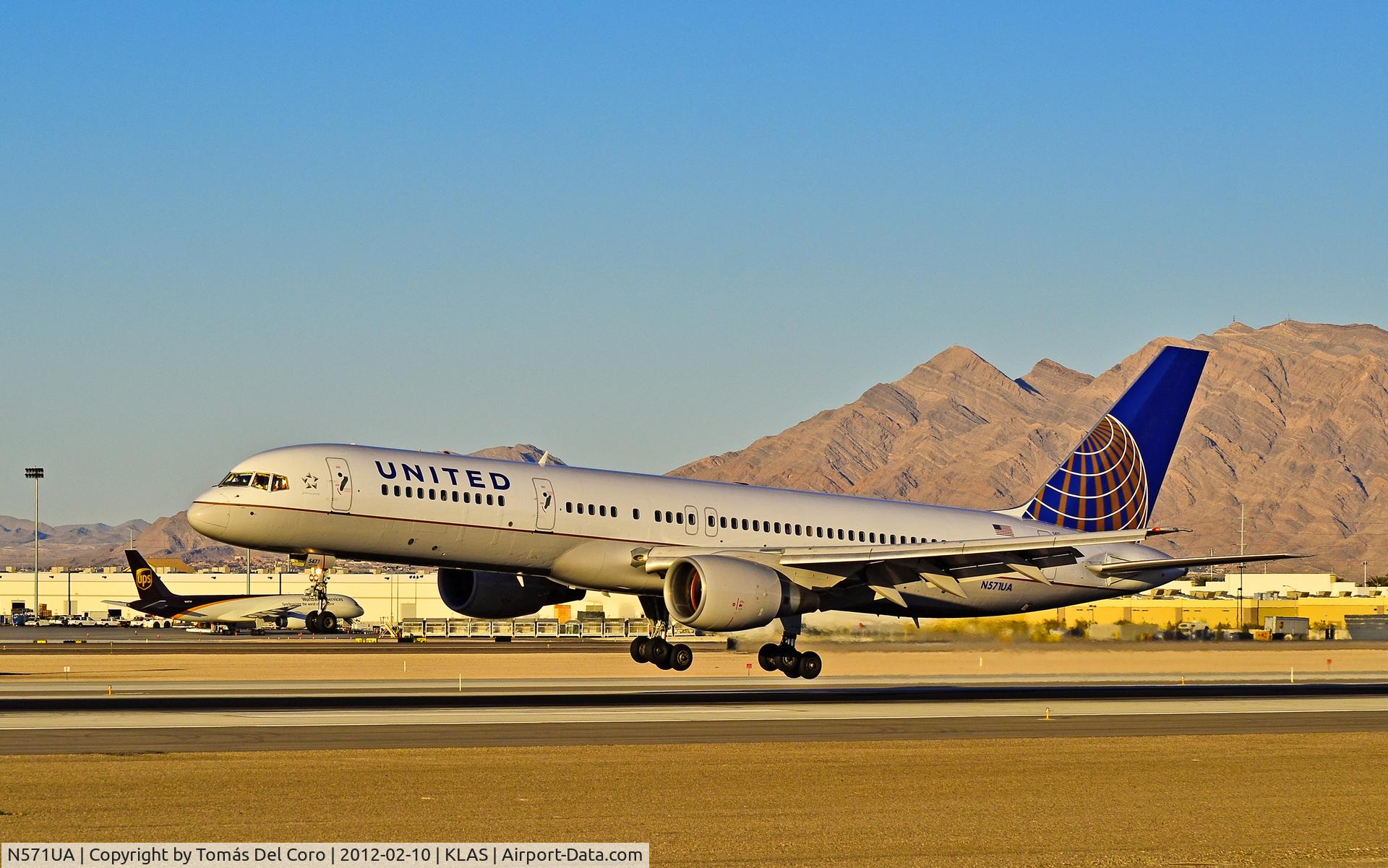 N571UA, 1992 Boeing 757-222 C/N 26681, United Airlines Boeing 757-222 N571UA (cn 26681/506)

- Las Vegas - McCarran International (LAS / KLAS)
USA - Nevada, February 10, 2012
Photo: Tomás Del Coro