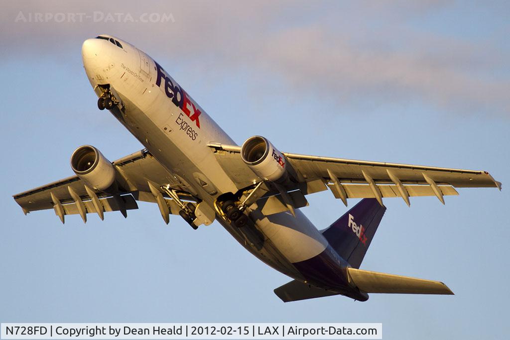 N728FD, 1990 Airbus A300B4-622R C/N 581, FedEx N728FD (FLT FDX1623) climbing out steeply from RWY 25L en route to Bob Hope Burbank Airport (KBUR).