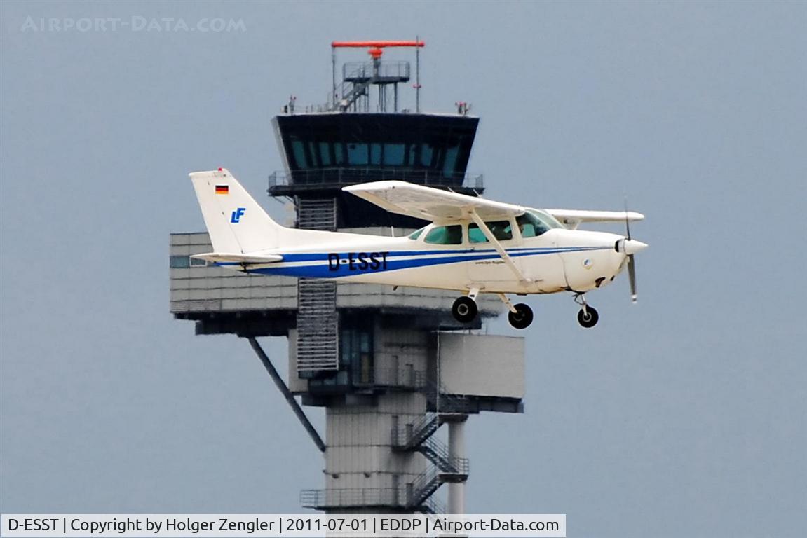 D-ESST, 1978 Cessna 172N C/N 17271634, Low approach on rwy 26L.....