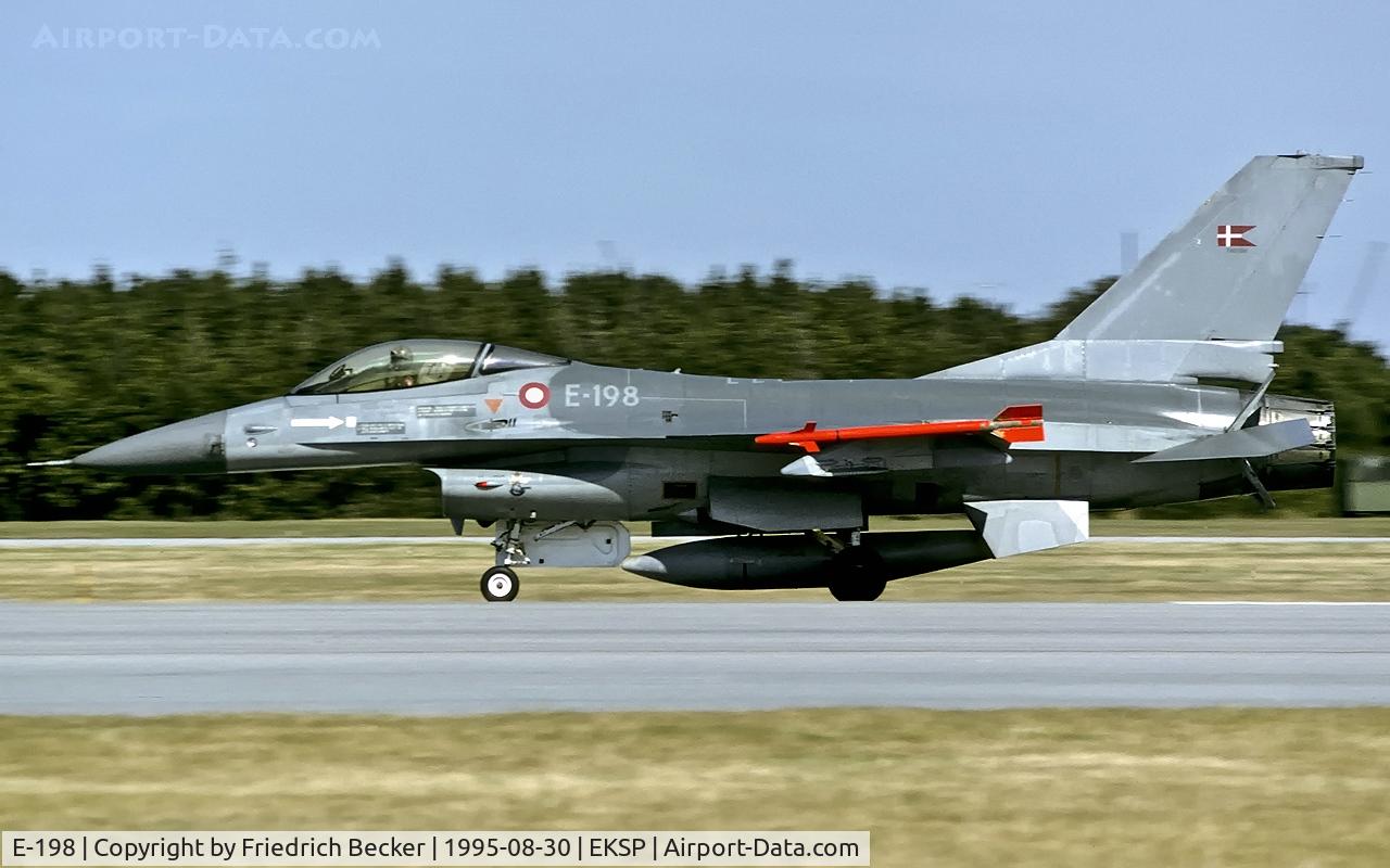 E-198, SABCA F-16AM Fighting Falcon C/N 6F-25, decelerating after touchdown
