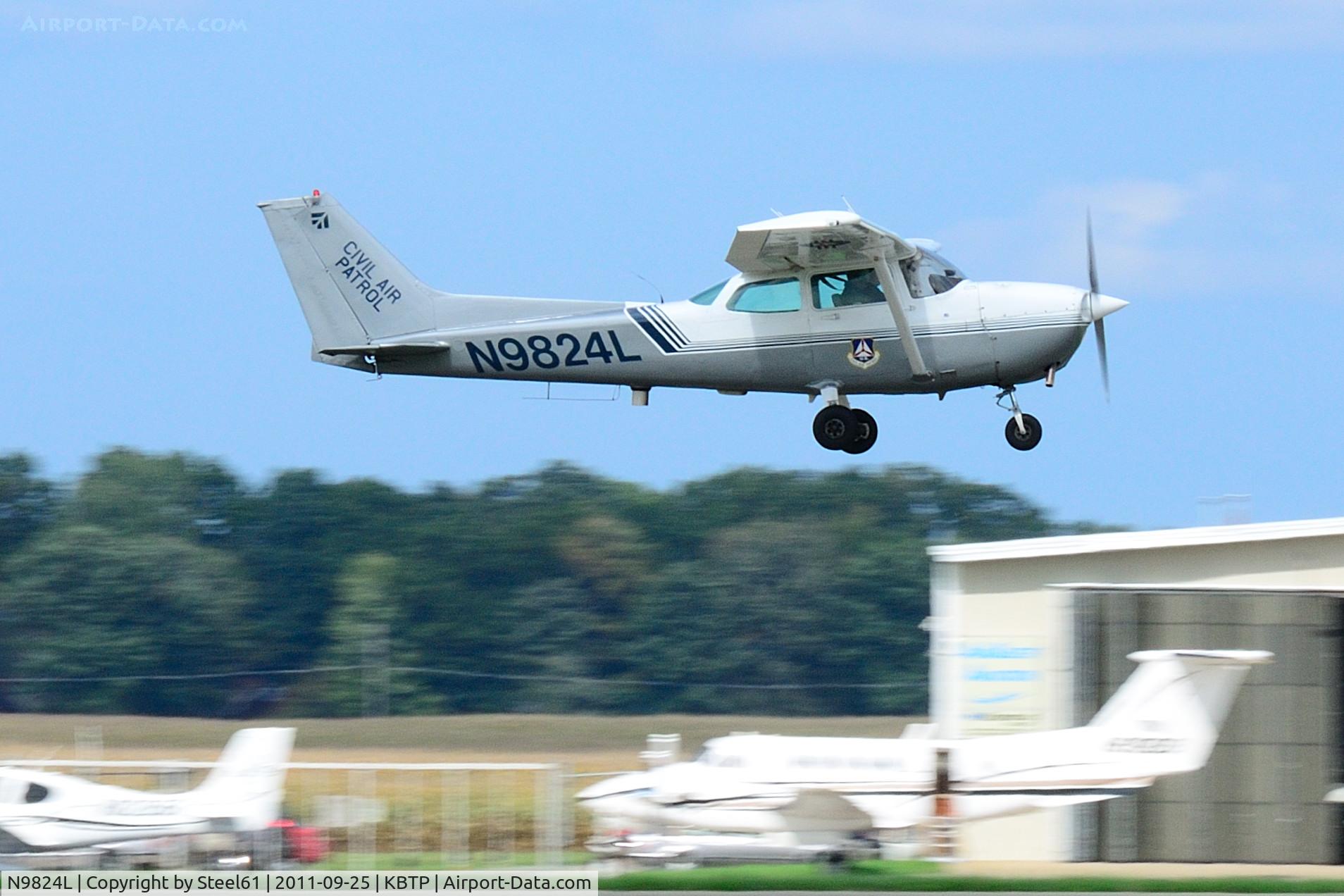 N9824L, 1986 Cessna 172P C/N 17276624, Departing Runway 8